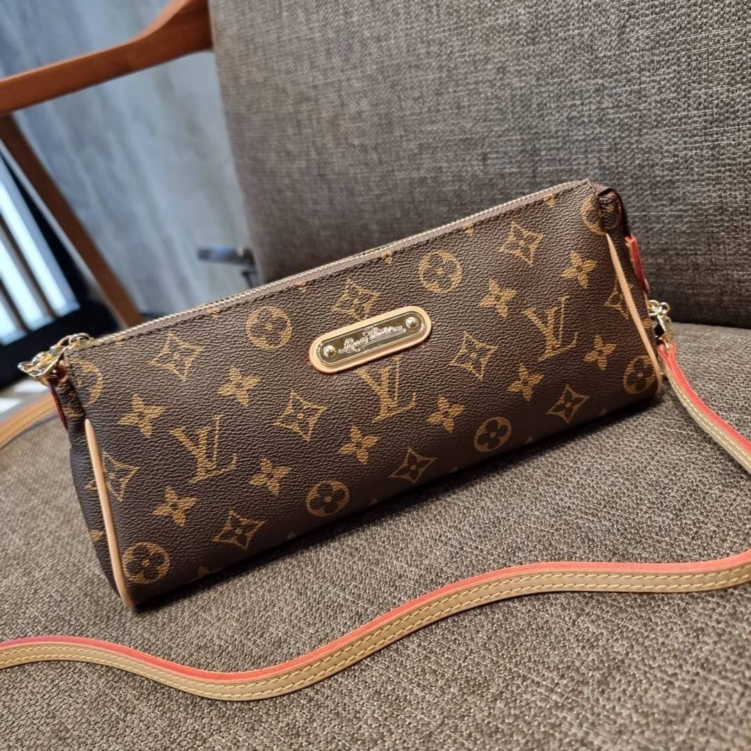 LV CROSSBODY CLUTCH BAG WITH CHAIN / LV Eva Clutch Crossbody Bag กระเป๋าสะพายวีไอพีพรีเมี่ยม วัสดุหนังแคนวาสคุณภาพ โลโก้เพลทอะไหล่ทอง คมชัด หรูหรา เปิด-ปิดกระเป๋าด้วยซิป ภายในเป็นช่องโล่ง ใส่ของใช้สำคัญได้สบายๆ มือถือ พาวเวอร์แบงค์ เครื่องสำอางค์ ของจุกจิ