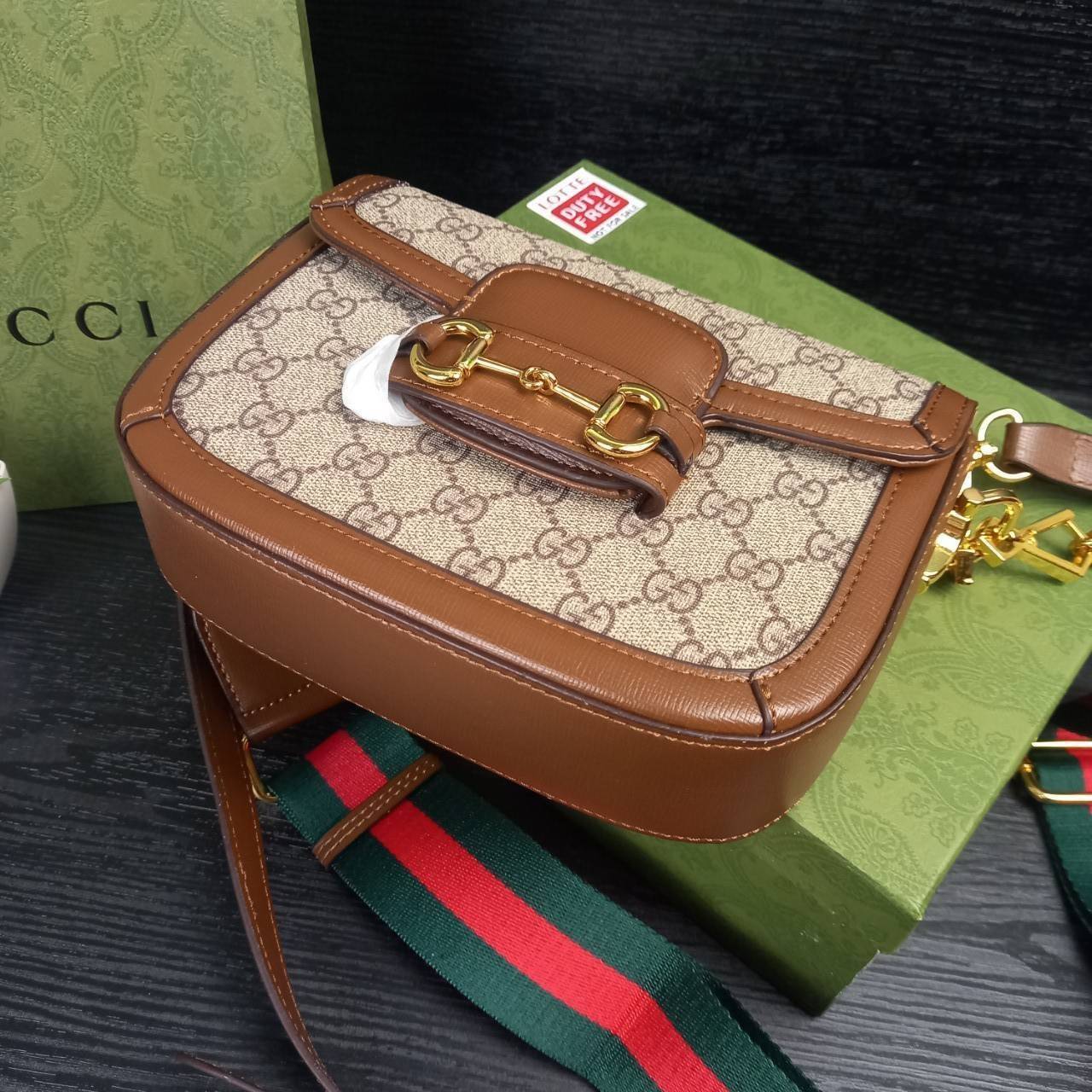 GUCCI HORSEBIT 1955 MINI BAG กระเป๋า crossbody รุ่นฮิต สุดหรูหรา คลาสสิค จุของสำคัญได้เยอะ มาพร้อมสายสะพายยาว 2 เส้น สามารถ ปรับระดับได้ ถอดออกได้ รุ่นนี้ใช้งานดีมาก บอกต่อกันถึงที่สุด ใช้ได้ทุกโอกาส เป็นอีกรุ่นที่โดดเด่นมากๆ