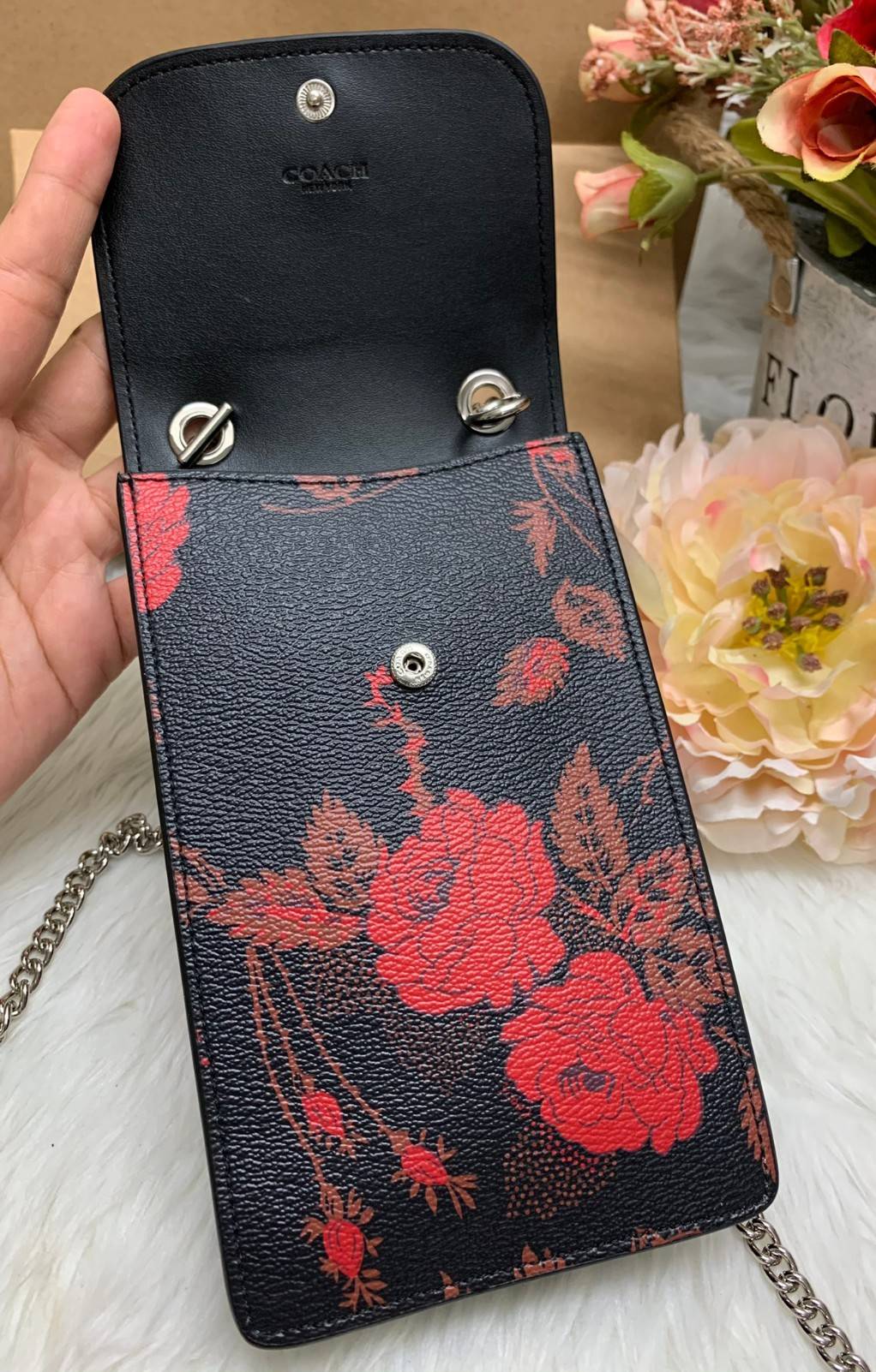 COACH PHONE CASE CROSSBODY BAG ((73486//76988//76357//39955//91046)) COACH NORTH/SOUTH CROSSBODY IN SIGNATURE CANVAS กระเป๋าใส่โทรศัพท์รุ่นนี้ มีความโดดเด่นทั้งดีไซน์และคุณสมบัติในการใช้งาน ด้วยลวดลายที่มีซิกเนเจอร์เป็นเอกลักษณ์แล้ว ด้านหลังยังมีช่องใส่กา