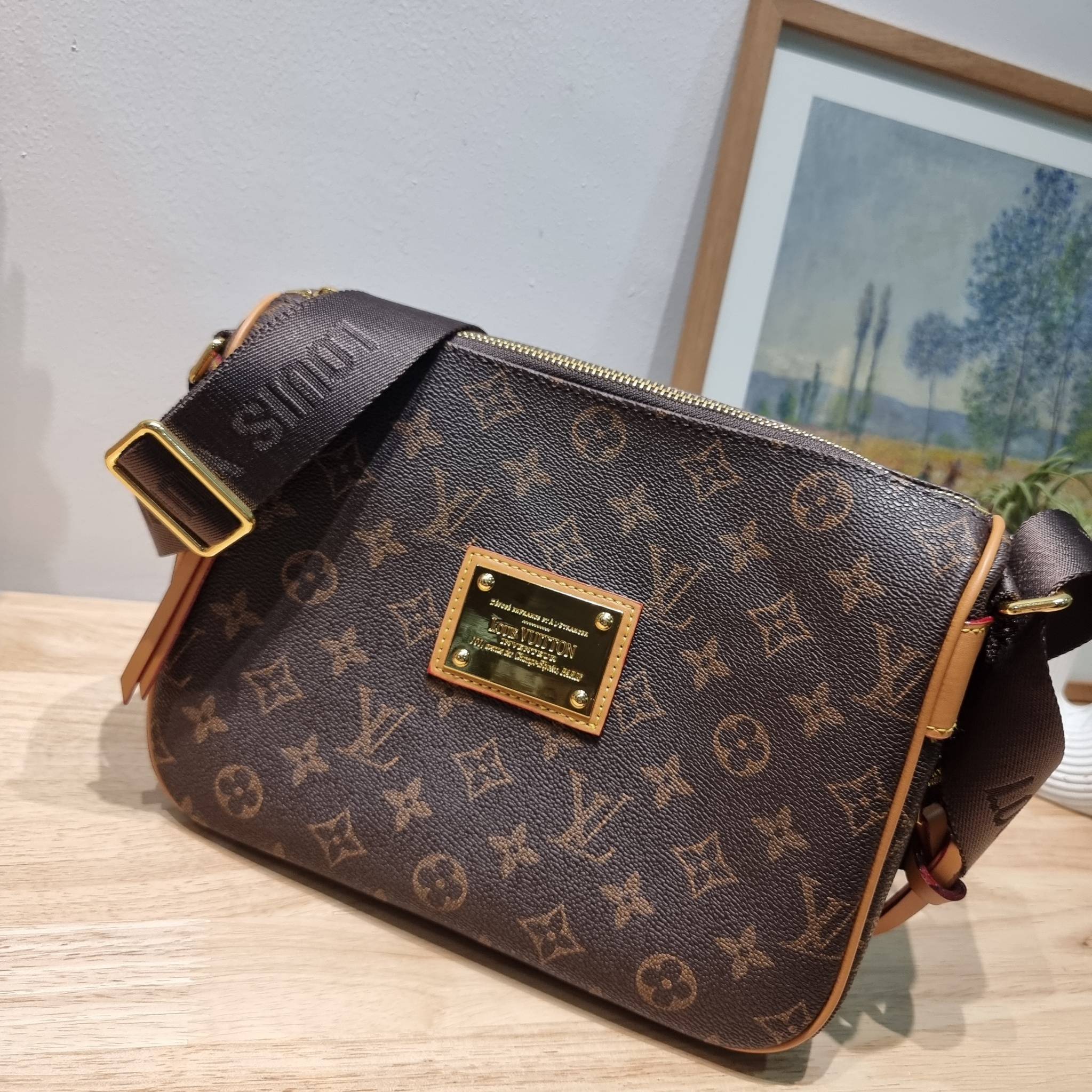 LV INVENTEUR MONOGRAM BAG รุ่นหายากสุดคลาสสิค กับกระเป๋าสะพายข้างดีไซน์วินเทจ ย้อนยุค มีดีเทลความหรูด้วยแผ่นเพลทสีทอง สายสะพายในตัวใช้งานได้คล่องตัว