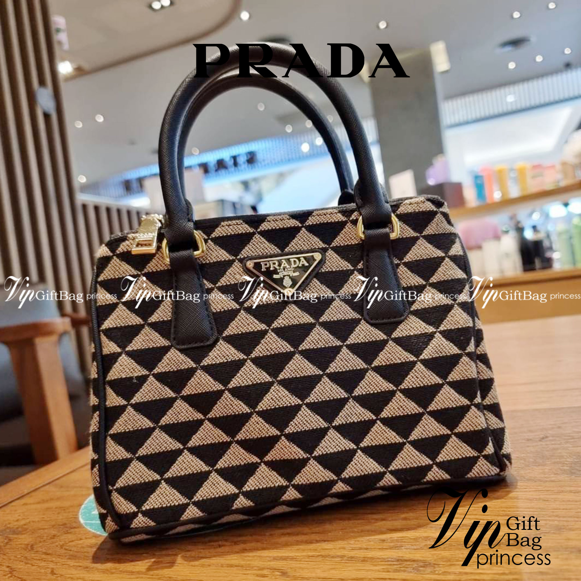 PRADA GALLERIA JACQUARD FABRIC BAG กระเป๋าถือ/สะพายดีไซน์ใหม่ ผ้า jacquard ถักทอเป็นลวดลายสวยคม โดดเด่นไม่ซ้ำใคร ด้านข้างมีกระดุม ติดเก็บทรงได้ ตัวกระเป๋าถูกแบ่งเป็นสัดส่วน เป็นช่องซิป 2 ด้าน และช่องกลางเก็บของอีกหนึ่ง มาพร้อมหูจับในตัว และสายครอสให้ เป็น
