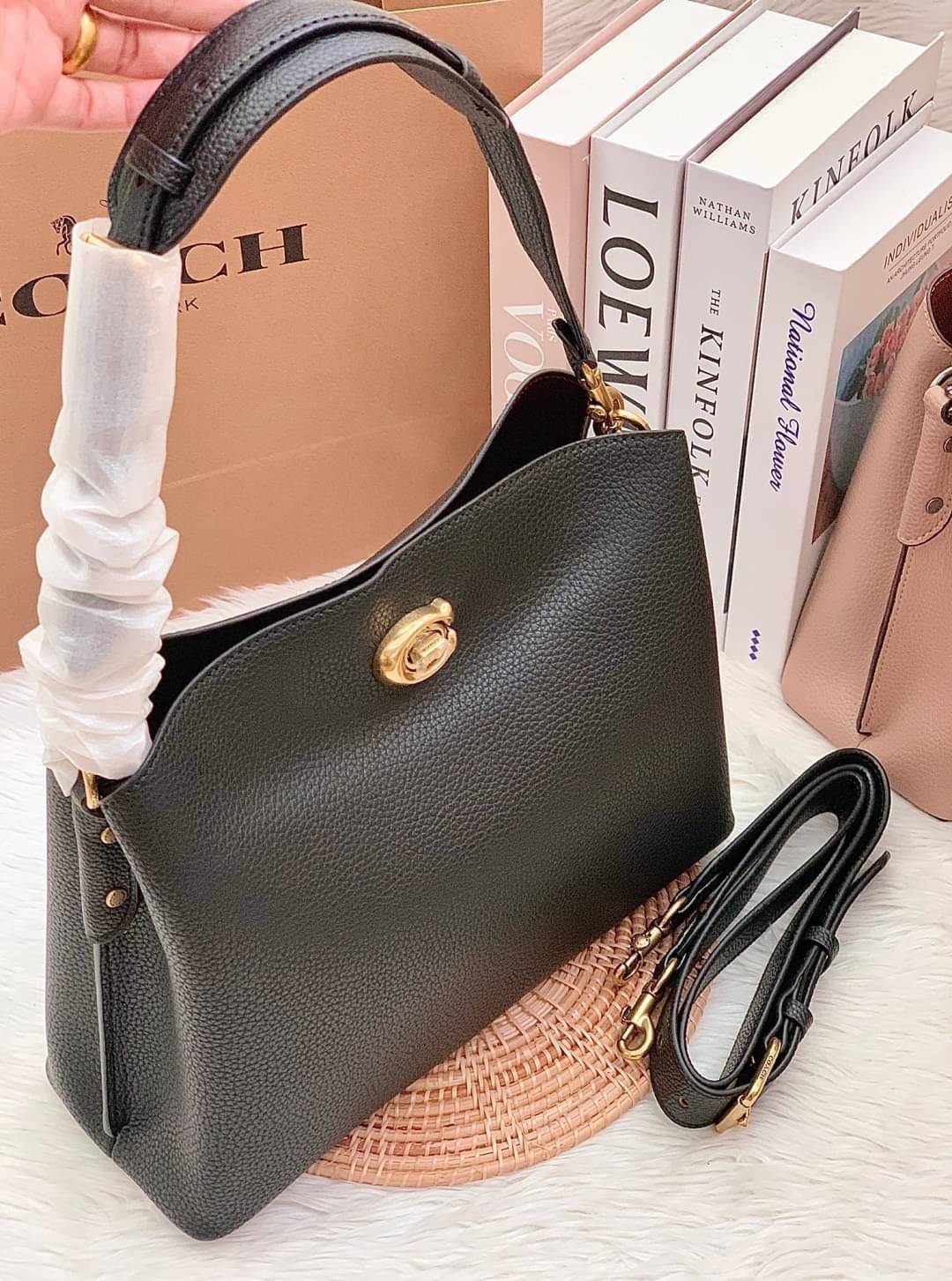 COACH WILLOW SHOULDER BAG ((C2745//C2590//C2621)) พร้อมส่งที่ไทย รุ่นแนะนำค่ะ🔥🔥 🔺กระเป๋าหิ้ว//คล้องไหล่//สะพายข้าง สุดคุ้ม! หนังแท้ชั้นดี ได้ไปหลงรักแน่นอนค่ะ หนังสวยมากๆ😘 🔺ตัวกระเป๋าแบ่งเป็นสองช่องหลัก ด้านนึงเป็นแ