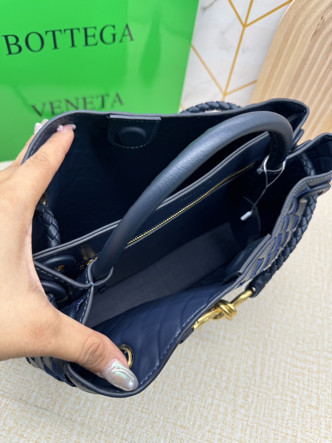 BOTTEGA Medium Andiamo Denim Shoulder Bag 30cm / BOTTEGA Tote Bag กระเป๋าสะพายดีไซส์สาน วัสดุเดนิมคอตตอนรุ่นใหม่ สวยงามเป็นเอกลักษณ์ เกรดออริ 1:1 ใช้งานต่างประเทศได้