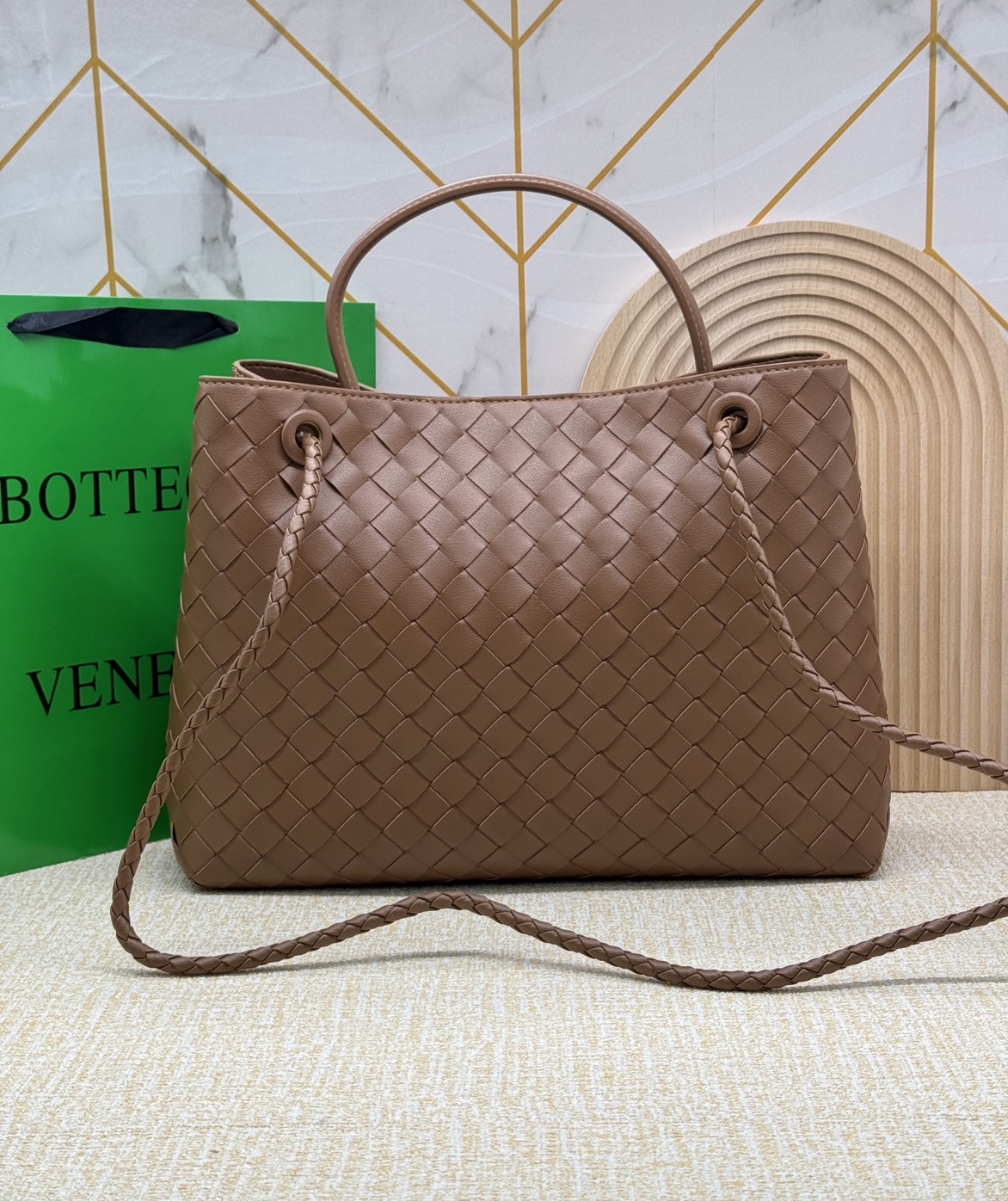 BOTTEGA Medium Andiamo embellished intrecciato leather tote 32cm กระเป๋าสะพายดีไซส์สานเป็นเอกลักษณ์ หนัง nappa นิ่มสวยงาม