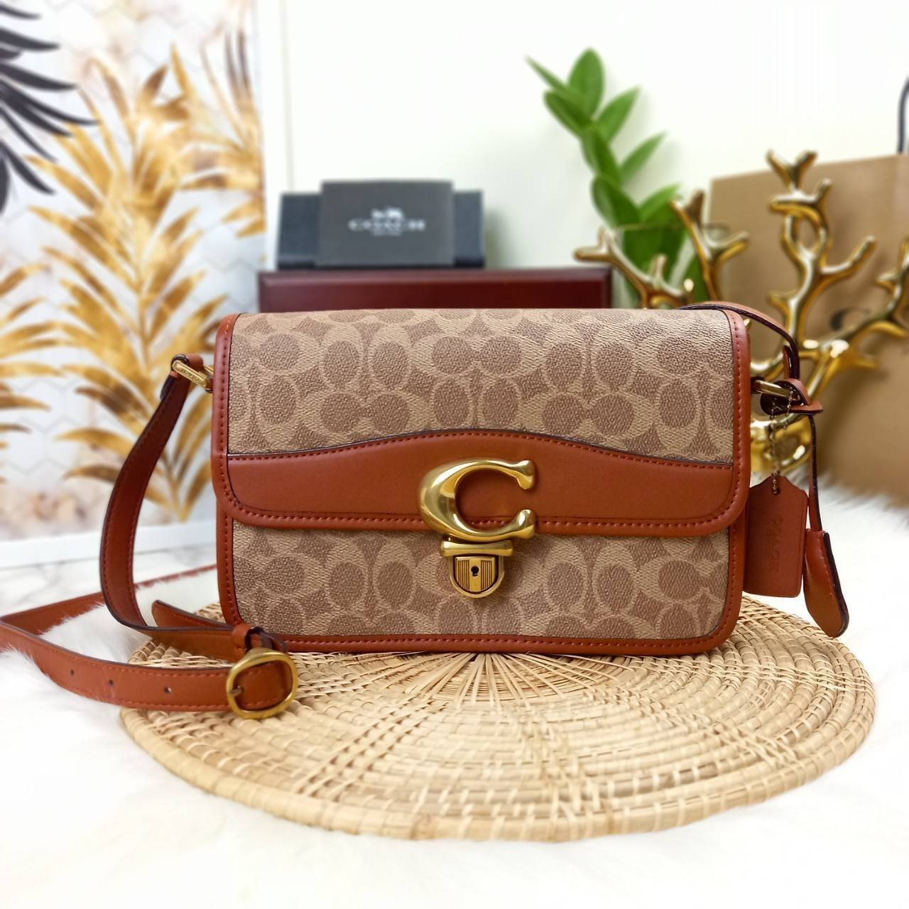 OUTLET 】COACH STUDIO SHOULDER BAG IN SIGNATURE CANVAS (COACH C6639) โอ้โห!! ตลึงเลย สวยฟาดมากๆเทอ!! 🌺ห้ามพลาดนะยูวว🤩รุ่นคลาสสิค เรียบหรู ดูแพงสุดๆ //พร้อมส่งก่อนใคร ยังไม่มีในช็อปไทยนะยูวว😘//กระเป๋าสะพาย คลอสบอดี ดีไซน์เฉียบ สายปรั