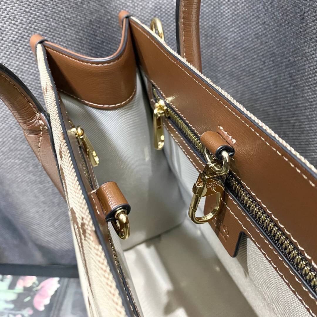 Gucci Jumbo GG tote bag / GG Shopping Bag พร้อมส่งที่ไทย ภาพสินค้าถ่ายจากงานจริง ใช้งานต่างประเทศได้ กระเป๋าไซส์ใหญ่ โดดเด่นด้วยจัมโบ้ฟอนท์ สวยเอกลักษณ์ วัสดุหนังแคนวาส ภายในโล่งกว้างมาก ใส่ของแบบแน่นๆ จุๆไปได้เลย หมดห่วง!! และยังมีสายครอสบอดี้มาให้ จะสะพ