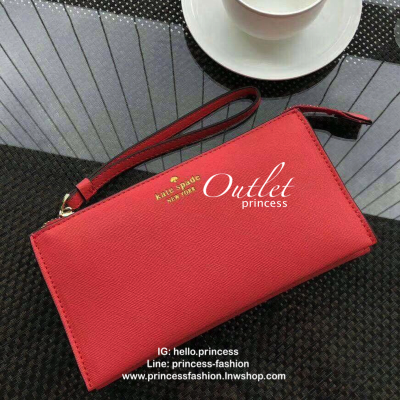 KATE SPADE Wallet Clutch Bag กระเป๋าทรงคลัชสุดคุ้มหนัง Saffiano ด้านหน้ามีโลโก้แบรนด์ มาพร้อมสายคล้องมือ เปิดปิดด้วยซิปสะดวกใช้ สามารถใส่แทนกระเป๋าสตางค์ใบยาว ภายในแบ่งออกเป็น3ช่องหลัก มีช่องใส่บัตร เครื่องสำอาง เครื่องเขียน เหรียญ ไส่ไอโฟนพลัส ได้ค่ะ มีก