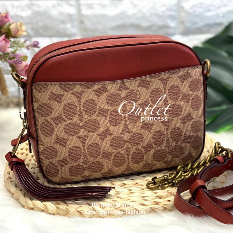 COACH CROSSBODY BOX BAG กระเป๋าสะพายข้าง crossbody วัสดุหนัง pvc. หนังนิ่ม คุณภาพดี ลาย signature brand ตัดขอบหนัง ด้านหน้า/ หลังมีช่องเเล็ก เปิดปิดกระเป๋าแบบซิป ภายในกว้าง ใส่ wallet ขนาดกลาง มือถือได้ทุกรุ่น และของใช้จุกจิกได้ พร้อมสายสะพายแบบโซ่ต่อหนัง