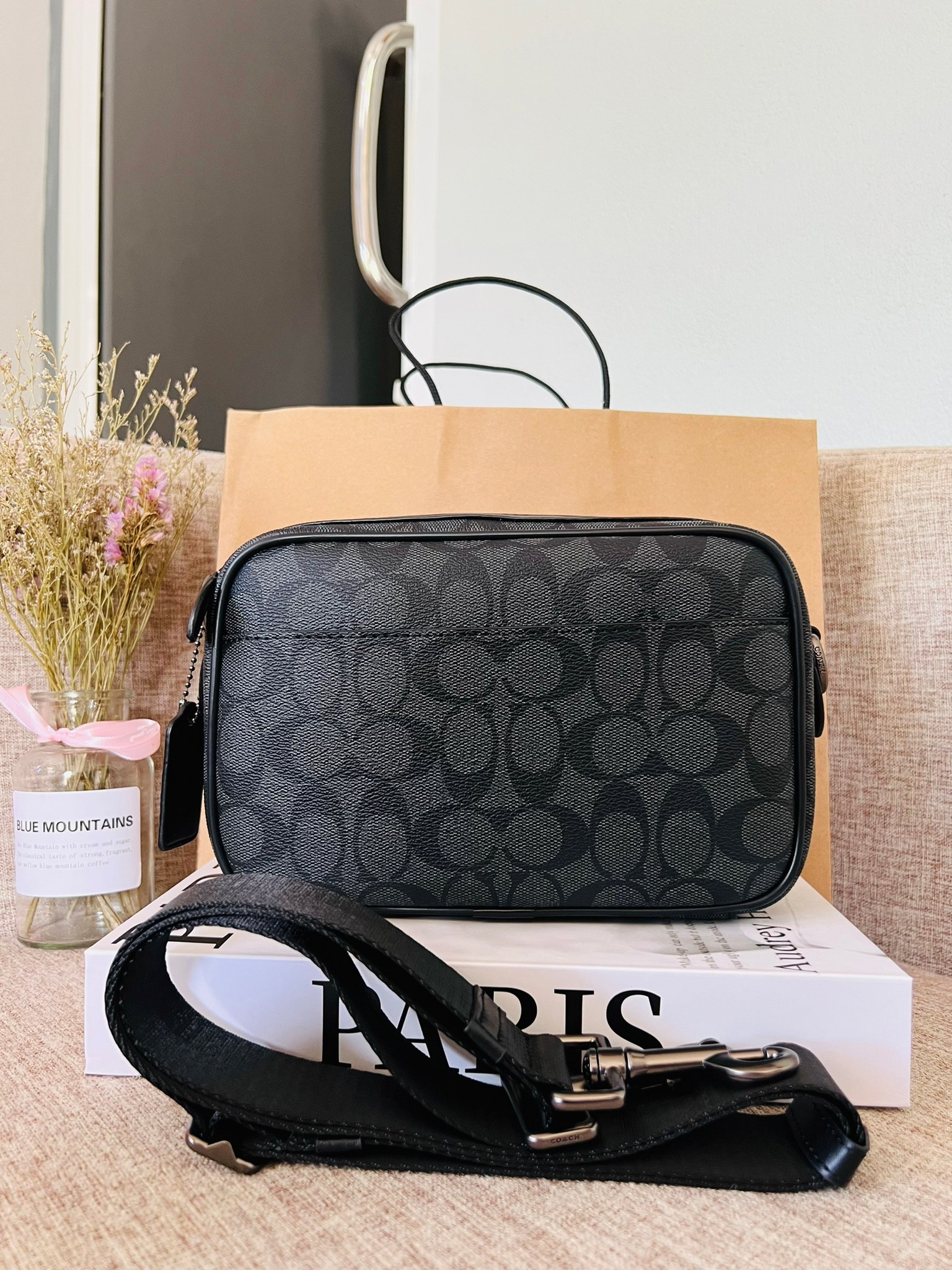 COACH GRAHAM CROSSBODY IN SIGNATURE CANVAS F50715 ผ้าใบเคลือบซิกเนเจอร์พร้อมรายละเอียดหนังลูกวัวที่ผ่านการกลั่น| ภายในกระเป๋ามัลติฟังก์ชั่น| ปิดซิป ซับในผ้า| ด้านนอกมีซิปและกระเป๋าสลิป| สายสะพายถอดได้ 53" สำหรับสะพายไหล่หรือ crossbody