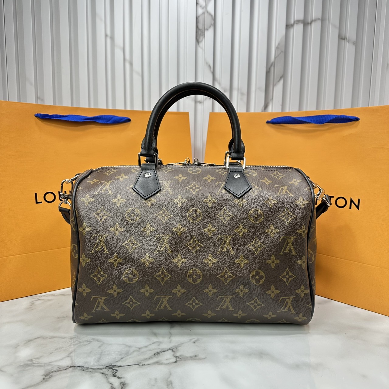 LV speedy soft 30 crafty bag กระเป๋าทรงหมอน รุ่นท็อปฮิต กับดีไซน์ใหม่ต้อนรับฤดูกาลท่องเที่ยว โดดเด่นด้วยการตกแต่งลายพิมพ์ซิกเนเจอร์ และป้ายแท็กหนังสุดเก๋