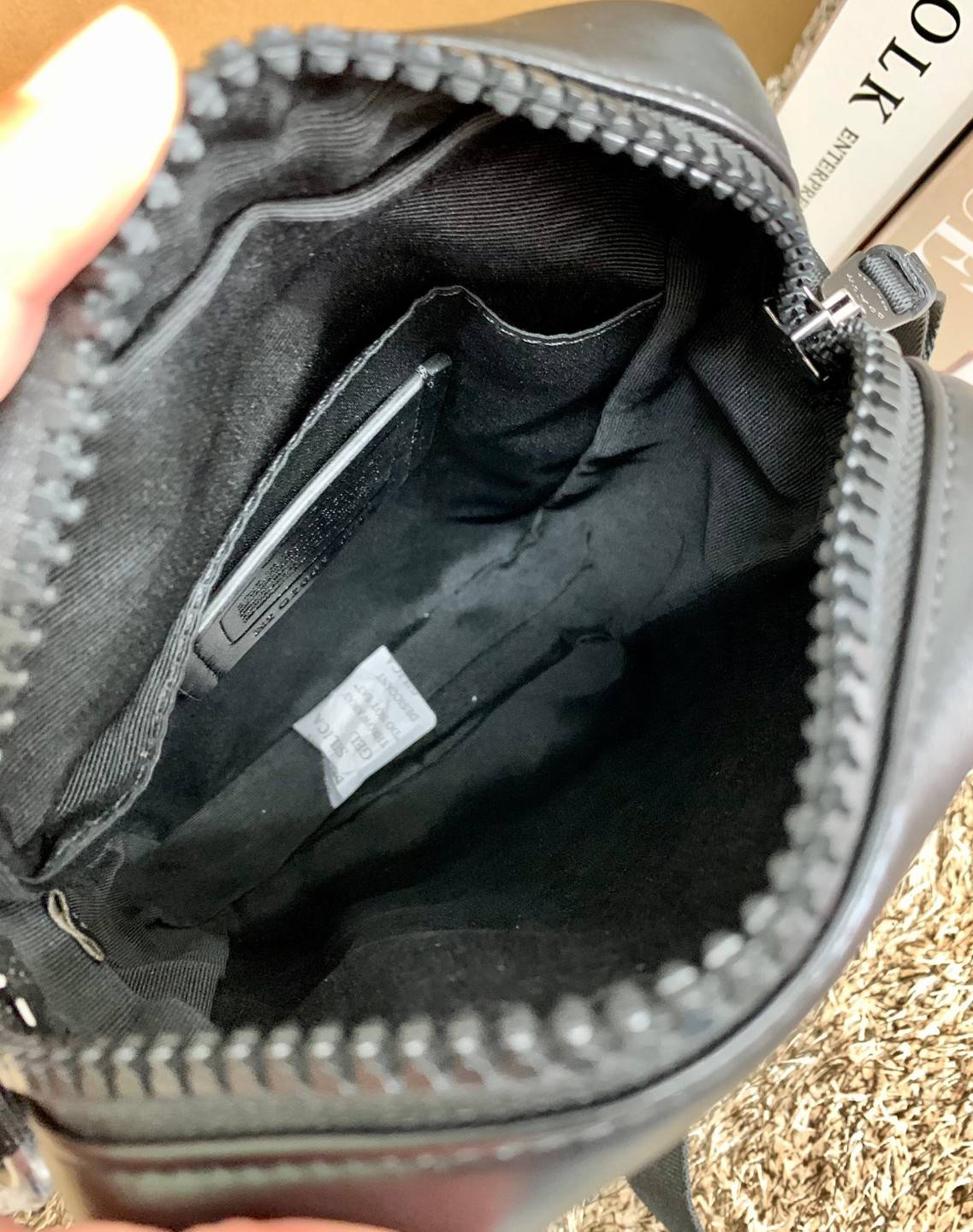 รุ่นที่คุณผู้ชาย2021 ต้องมีค่ะ💥 COACH 6788 EDGE STRADDLE SHOULDER BAG พร้อมส่งที่ไทย น่าใช้มากๆค่าา🔥 กระเป๋าสะพายแบบครอสบอดี้ร์ ทรงสวย หนังแท้นิ่มอย่างดีค่ะ ด้านหน้ามีช่องซิปซ่อนให้หนึ่งช่องนะคะ เปิดปิดช่องหลักแบบซิปคู่ภายในลึก ใส่ของจำเป็