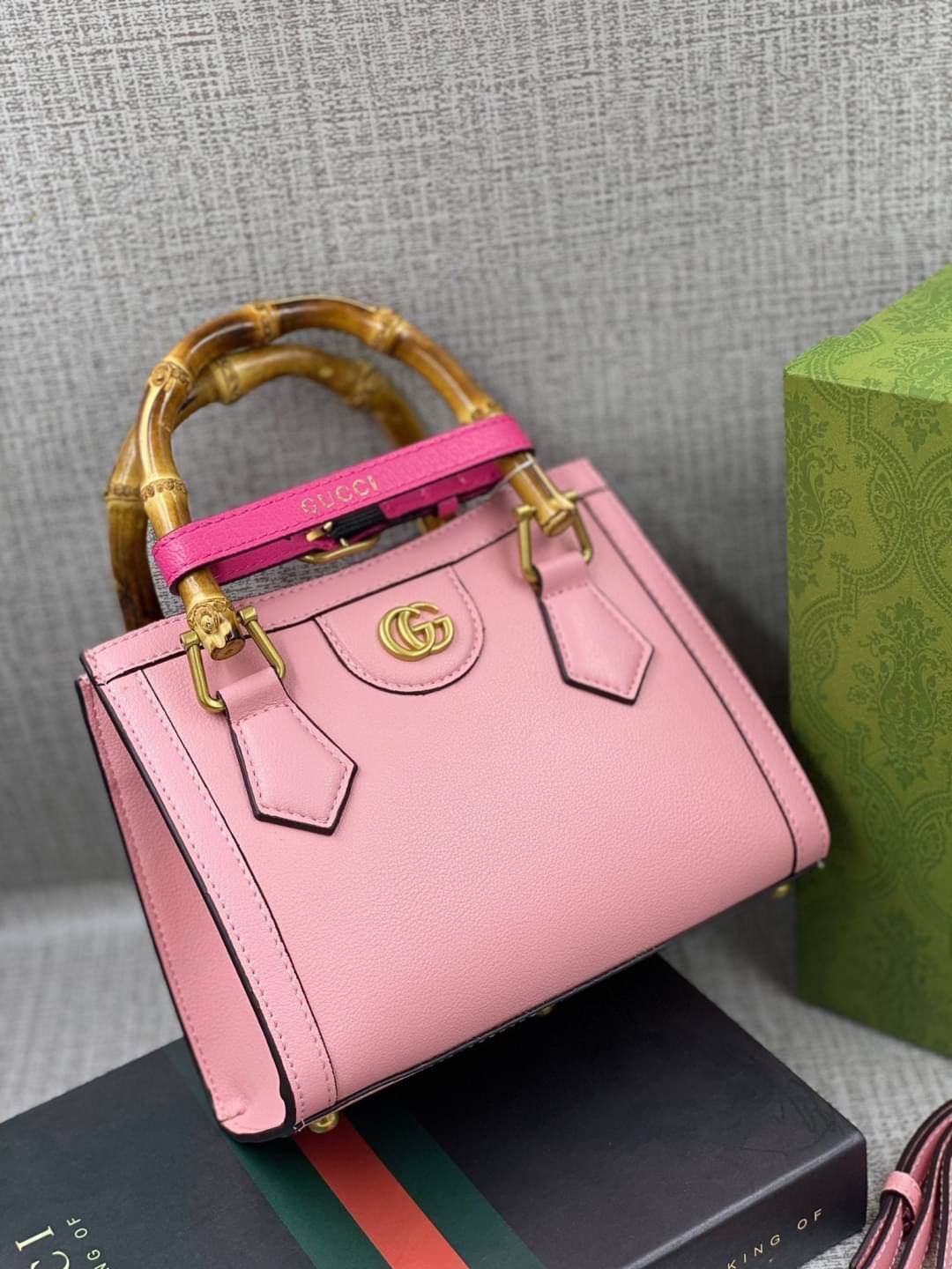 VIP GIFT 】หนังแท้ GUCCI Diana mini tote bag กระเป๋างานหูไม้ไผ่สุดคลาสสิก ดีไซน์มาใหม่พร้อมเข็ดขัดหนังสีสะท้อนแสงประดับตรงหูกระเป๋า ขนาดมินิกำลังน่ารักเลยค่ะ วัสดุหนังแท้ อะไหล่ทอง งานสวยตั้งอยู่ทรง มีสายสะพายยาว 1เส้น สามารถปรับระดับได้-ถอดได้ งานเก๋ไก๋ที