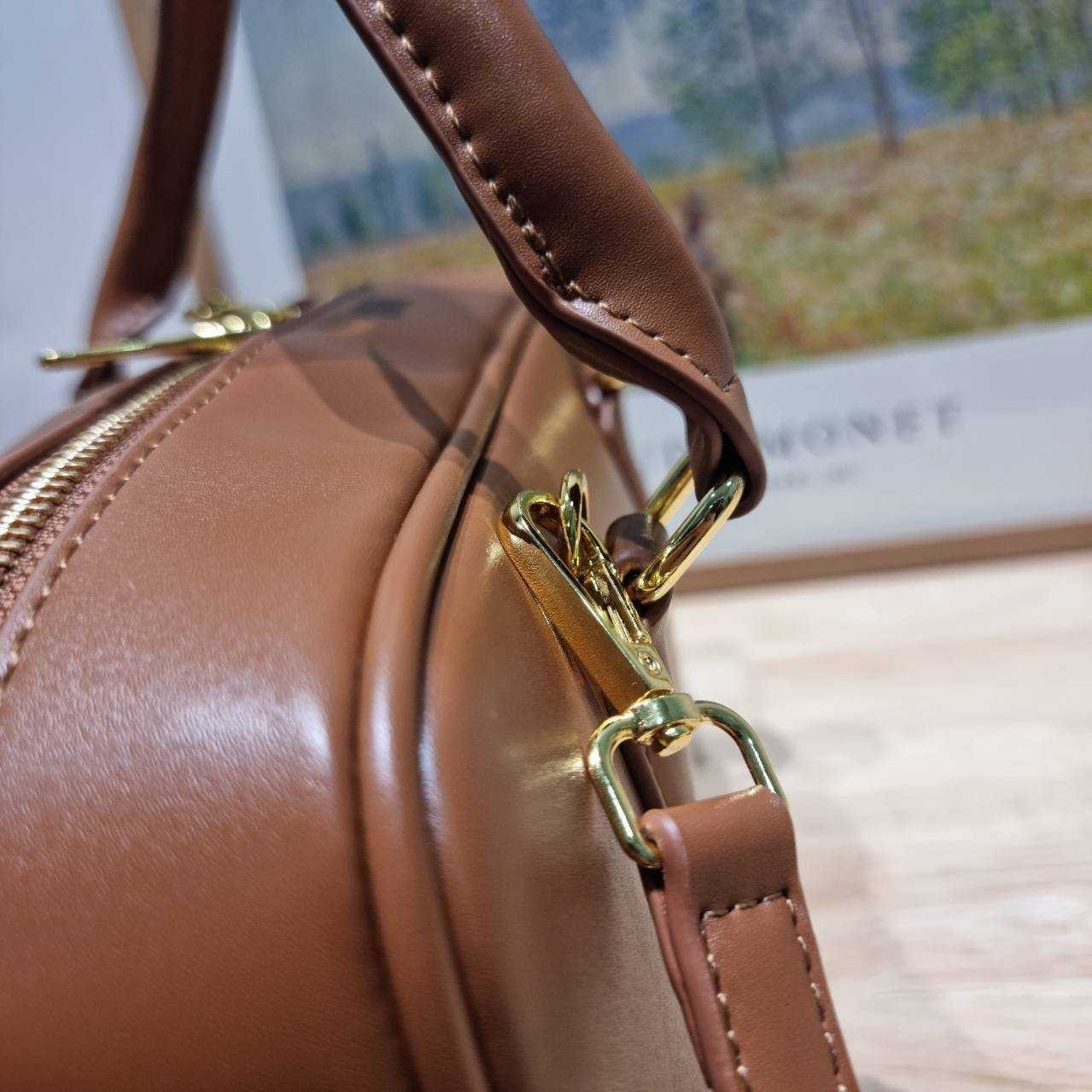 MIU MIU ARCADIE LEATHER BAG M, Geniş 27cm กระเป๋าถือ/สะพายสุดชิค น่ารักๆเก๋ๆ ดีไซน์เรียบแต่มากมีอยู่จริง สวยดูแพง