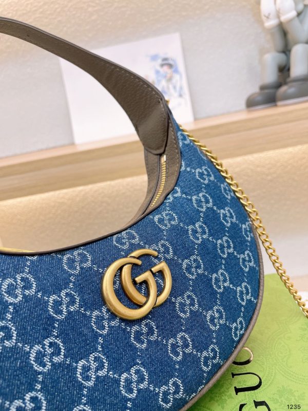 Gucci GG Marmont half-moon-shaped mini bag กระเป๋าคล้องไหล่ ความตัวแม่สายแฟชั่น ต้องกระเป๋าทรงจันทร์เสี้ยวแบบสับค่ะ! ความโค้งมนใช้งานง่าย เอามาสะพายก็คือชนะเลิศไปเลย ภาพถ่ายจากงานขายจริง ใช้งานต่างประเทศได้
