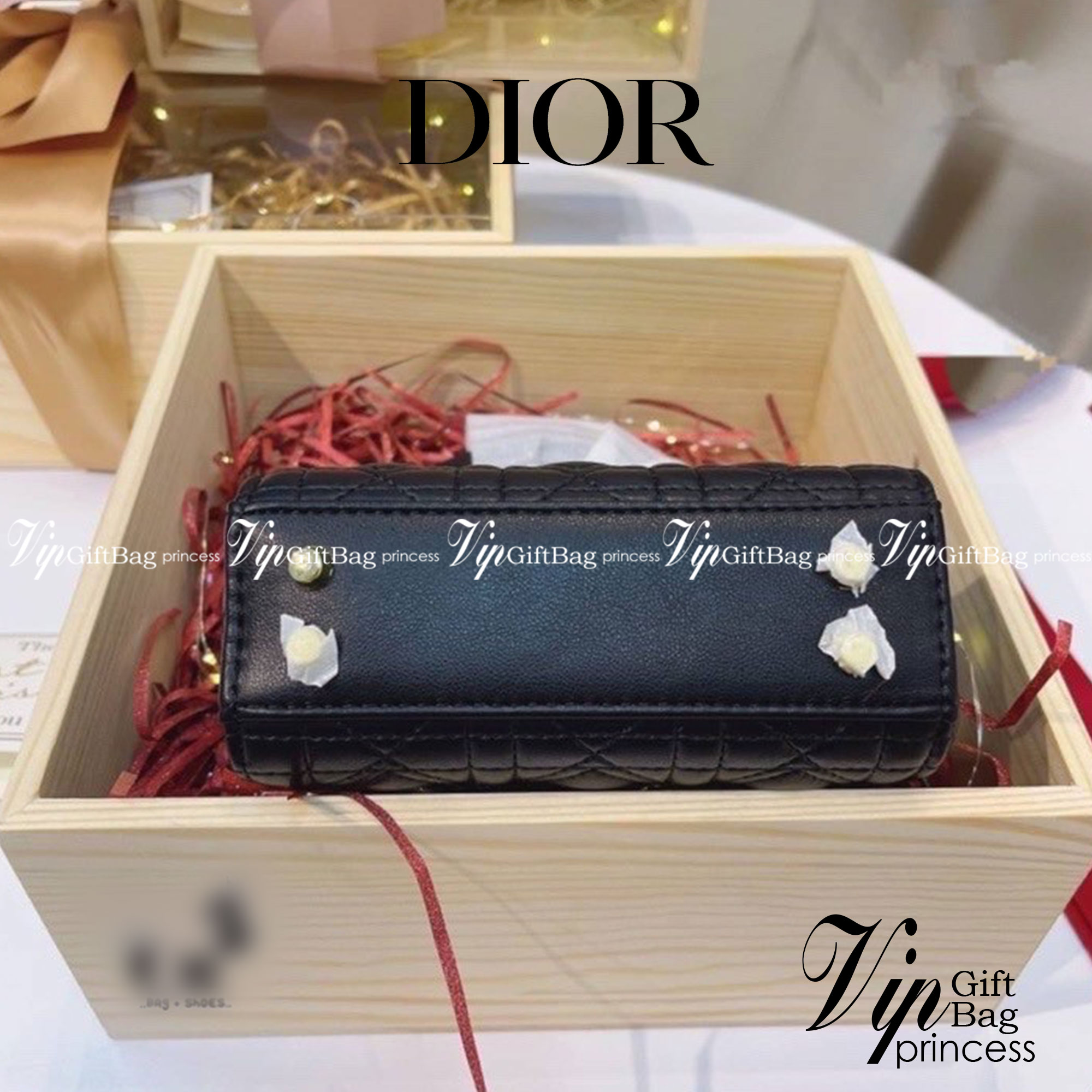 DIOR CD LADY BAG Lambskin with Heart Motif Black / Christian Dior Lady Dior Ultra-Matte Bag ดีไซน์เรียบง่าย แต่แฝงไปด้วยความหรูหรา ทรงกล่องคลาสสิค วัสดุหนังแท้ลายหัวใจ มีหูจับในตัวและสายครอสบอดี้สุดเลิศ แนะนำถือออกงานคือแพรวพราว โดดเด่นกว่าใคร จัดไปจ้า คุ