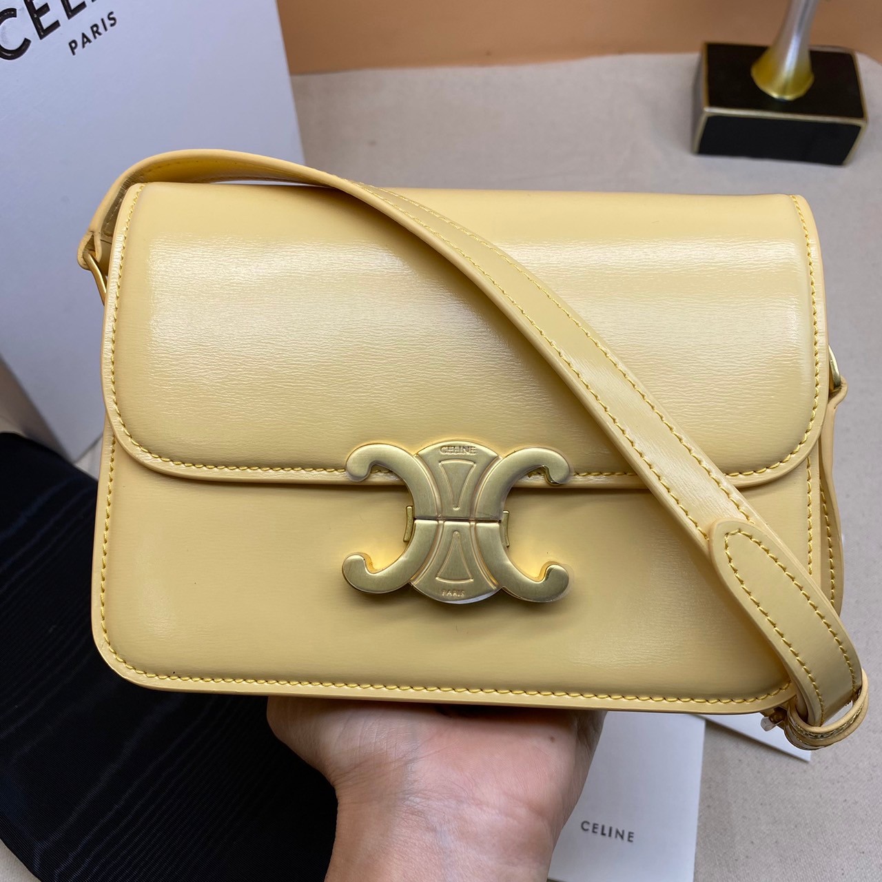 TEEN 18cm : CELINE TEEN TRIOMPHE BAG IN SHINY CALFSKIN / Celine Triomphe Bag / Celine Bag พร้อมส่ง 7 สี เกรดออริ 1:1 กระเป๋าแบรนด์หรูที่ควรมีแห่งปี รูปทรงสี่เหลี่ยมรุ่นฮอตฮิตของเหล่าดาราและเซเลบทั้งหลาย ดีไซต์เรียบหรู