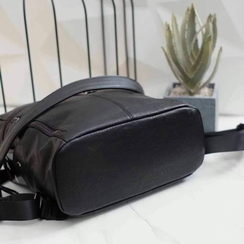 Keep speedy backpack กระเป๋าเป้หนัง ทรงน่ารัก จากแบรนด์ KEEP วัสดุหนังวัวสังเคราะห์เนื้อนิ่ม ลายหนังชัดสวย ด้านหน้ามี 2 zip สะดวกใช้งาน และช่องซิปด้านบนค่ะ มีสายสั้นสะพายไหล่ให้อีก 1 สาย ด้านข้างมีช่องใส่ของซ้ายขวา ด้านหลังมีช่องแยกเก็บของ เพิ่มอีก 1 ช่อง