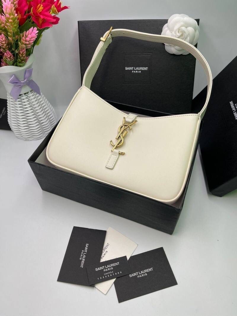 3สี VIP GIFT 】หนังแท้ Saint Laurent Le 5 à 7 Leather Hobo Bag รุ่นยอดนิยม รุ่นหายาก รุ่นที่สาวๆตามหา ใบนี้เลย!! สวยหรู กระเป๋าสะพายไหล่ ดีไซน์อยู่ทรง คลาสสิคแฝงความหรูด้วยโลโก้สีทองอร่ามโดดเด่น วัสดุหนังเรียบ สาวๆที่รออยู่ต้องรีบจัด รีบมีเป็นของตัวเองกันน