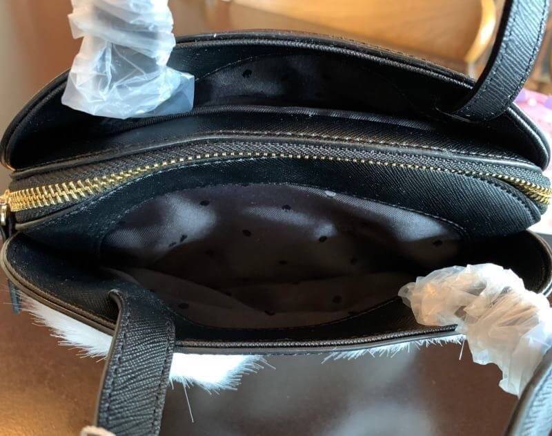 Kate spade new york penguin crossbody bag 📌สินค้าแนะนำ รุ่นหายากค่ะ!! กระเป๋าถือหรือสะพายข้าง วัสดุหนังซาฟเฟียโน่ หนังนิ่มมือ น้ำหนักเบาค่ะ ด้านหน้าแต่งดีเทลรูปตาติดขนมิ้งได้สุดเก๋มากๆค่ะ ช่องใส่กระเป๋าแบ่งเป็น3ช่อง มีข่องซิปหลักตรงกลาง แต่ละช่องก