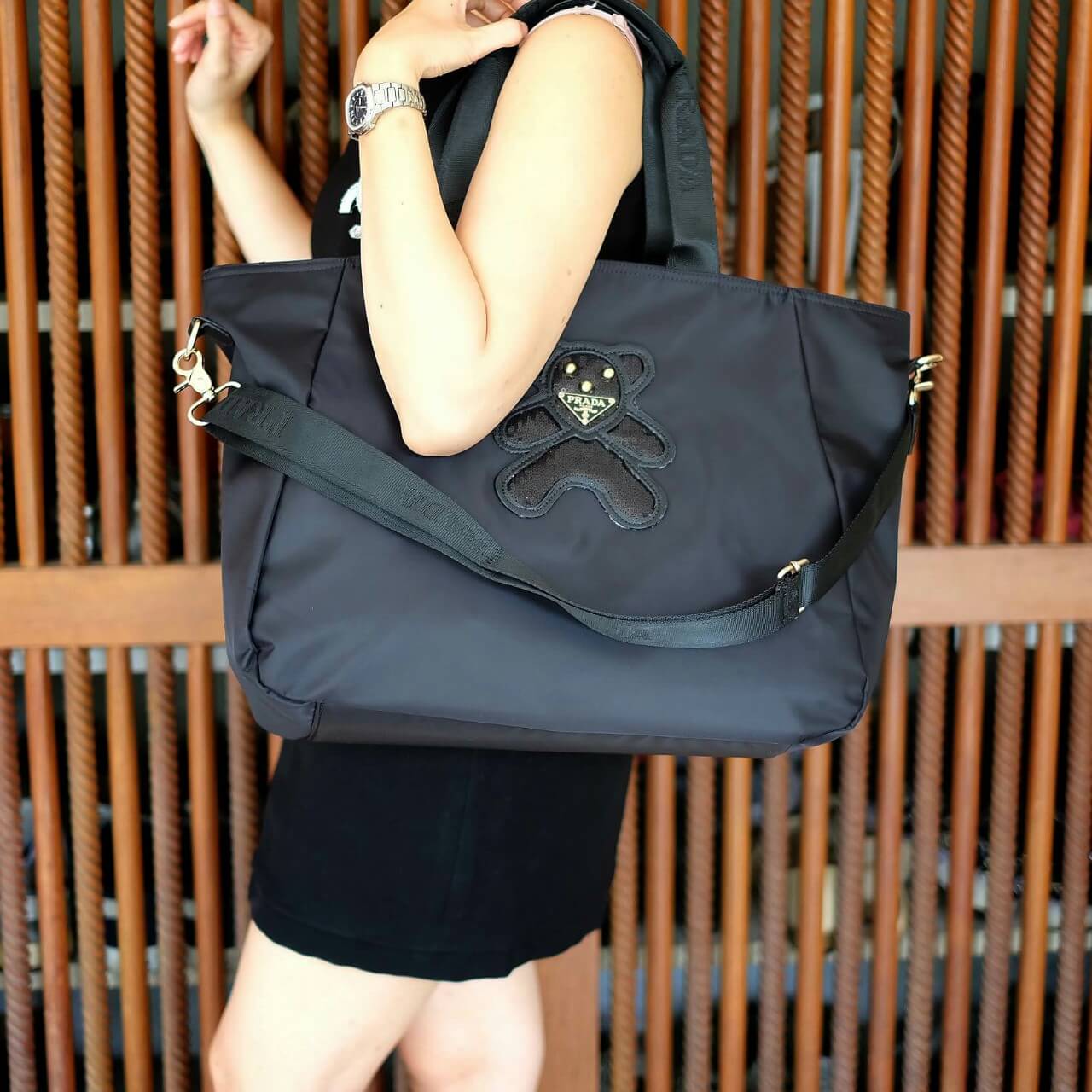งานพรีเมี่ยมกิ้ฟ จากเคาเตอร์ต่างประเทศคะ รุ่น Limited edition ค่า ได้ กระเป๋าอเนกประสงค์ ทรง TOTE จากแบรนด์ PRADA มาค่า เป็น กระเป๋าผ้าไนล่อน ตามแบบฉบับของแบรนด์เลย ใบนี้มีสายยาวให้คะ เลิศมาก สะพายเป็น shoulder bag หรือ ถือได้คะ ใช้ได้2ด้าน ด้านนึงโลโก้แบ