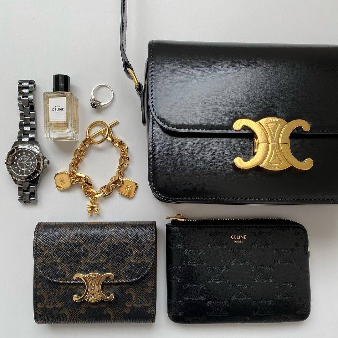 พรีเมี่ยมกิ๊ฟแท้ 100% 】CELINE SHORT WALLET VIP GIFT WITH PURCHASE (GWP) พรีเมี่ยมกิ๊ฟ Limited จาก CELINE HAUTE PARFUME DUTYFREE COUNTER วัสดุ Triomphe Canvas หนังสวยอยู่ทรงปั้มโลโก้