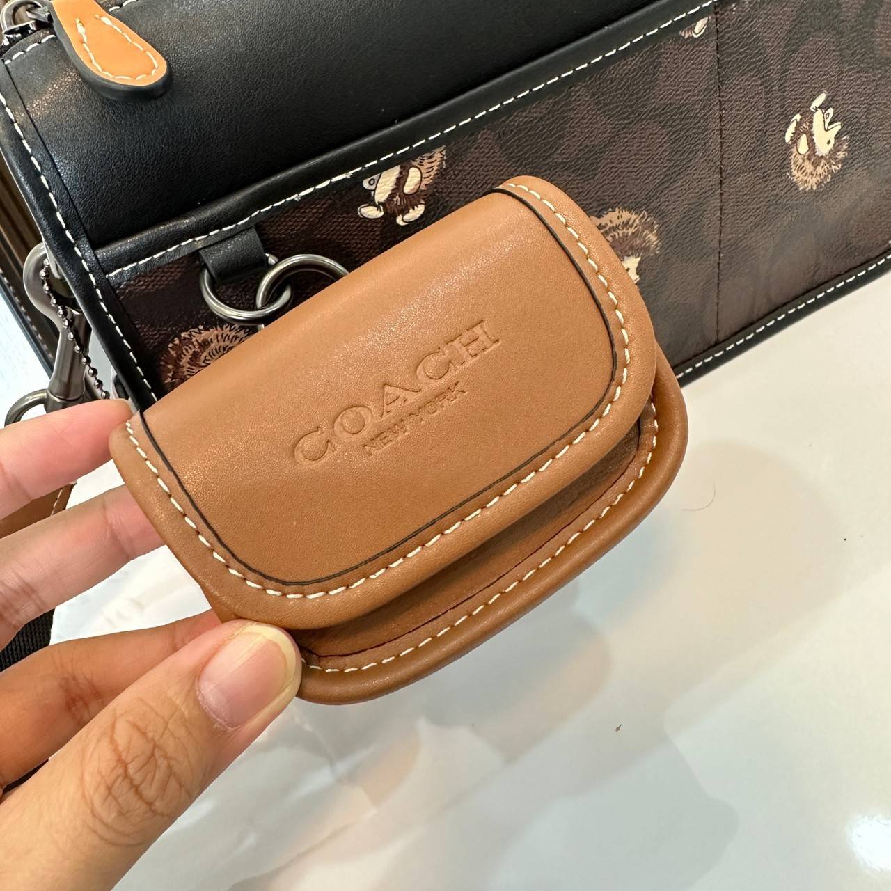 Coach Heritage Convertible Crossbody In Signature Canvas With Creature Print( cc131) กระเป๋าไฮบริดแบบถอดได้รุ่นใหม่ หล่อเท่ส์ สะพายสามารถสะพายทำงานดูดีสุดๆคะ มาพร้อมกระเป๋าใบเล็กห้อยสุดเก๋ วัสดุแคนวาสตัดขอบหนังแท้ เปิด ปิดด้วยซิป ซับในผ้า ด้านนอกกระเป๋าเป