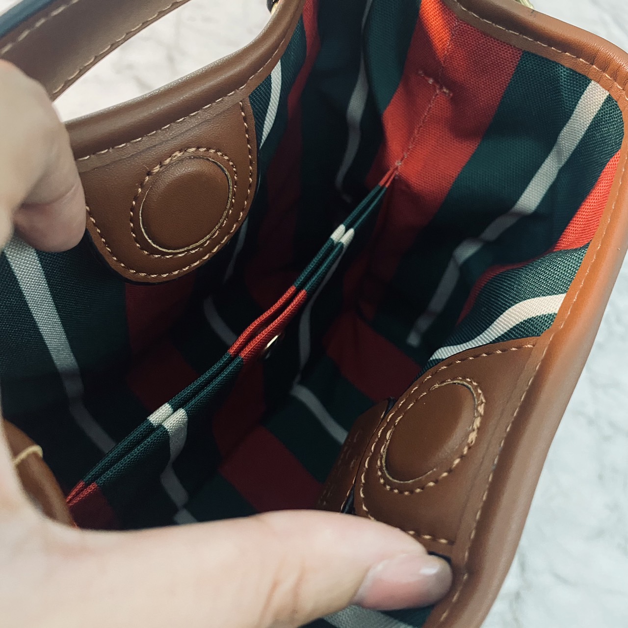 GUCCI GG Emblem mini bucket bag กระเป๋าทรงบัคเก็ตวินเทจรูปทรงใหม่ งานแบรนด์หรู รุ่นนี้ทำออกมาตอบโจทย์ความฮิตมีห่วงอยู่ด้านหน้า สำหรับห้อยตุ๊กตา พวงกุญแจ หรือจะผูกโบว์สวยๆก็เลิศ ดีไซส์สวยใช้งานง่าย ภายในโล่งกว้าง จุของได้เยอะ ถือหรือสะพายก็สวย Must Have!! 