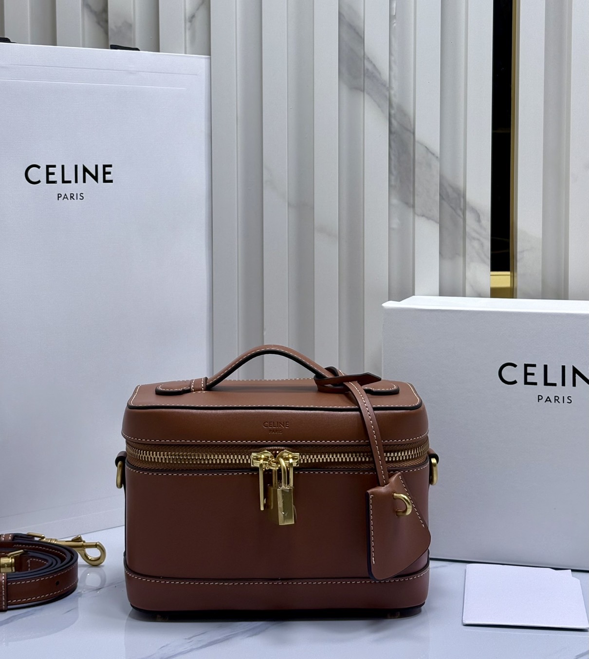 ORI หนังแท้ | CELINE VANITY BAG พลาดไม่ได้เลยกับคอลสุดคิ้ว กับกระเป๋าถือ/สะพายได้ทรงกล่อง ใช้สะพายได้ทุกวันอย่างคล่องตัวดีไซน์ใหม่สวยลาสสิค