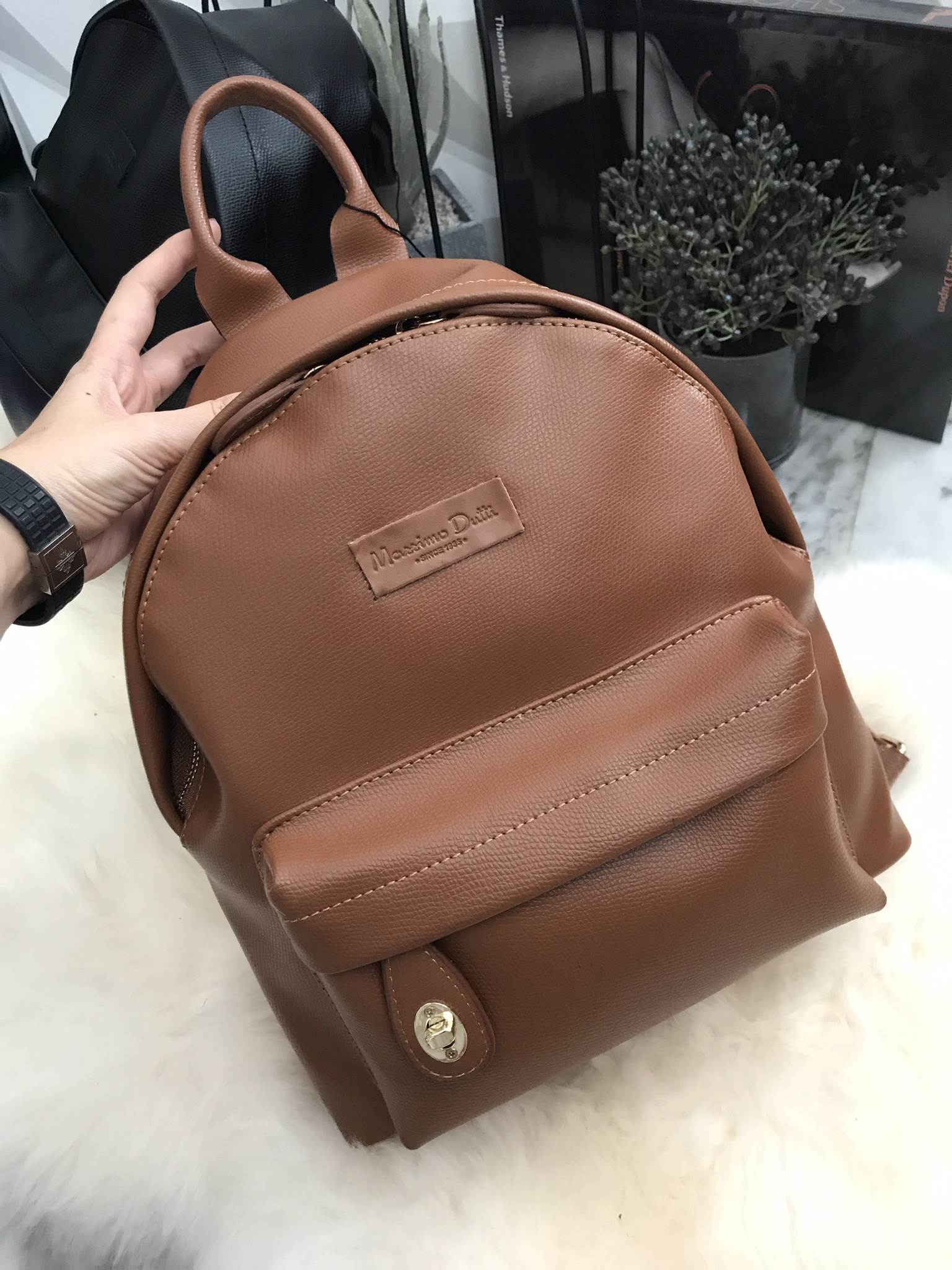 ใหม่ล่าสุด เป้ทรงสวย จากแบรนด์ Massimo dutti ตัวกระเป๋าหนัง มีช่องเก็บของได้เป็นสัดส่วน เหมาะกับสาวๆ ที่ของเยอะใบนี้ ใบเดียวจุคุ้มคะ **เลิศมากคะ ใช้เดินทาง หรือ เที่ยวได้อย่างสบายใจ หายห่วงค่า **ใบนี้แนะนะเลยไม่มีไม่ได้แล้ว