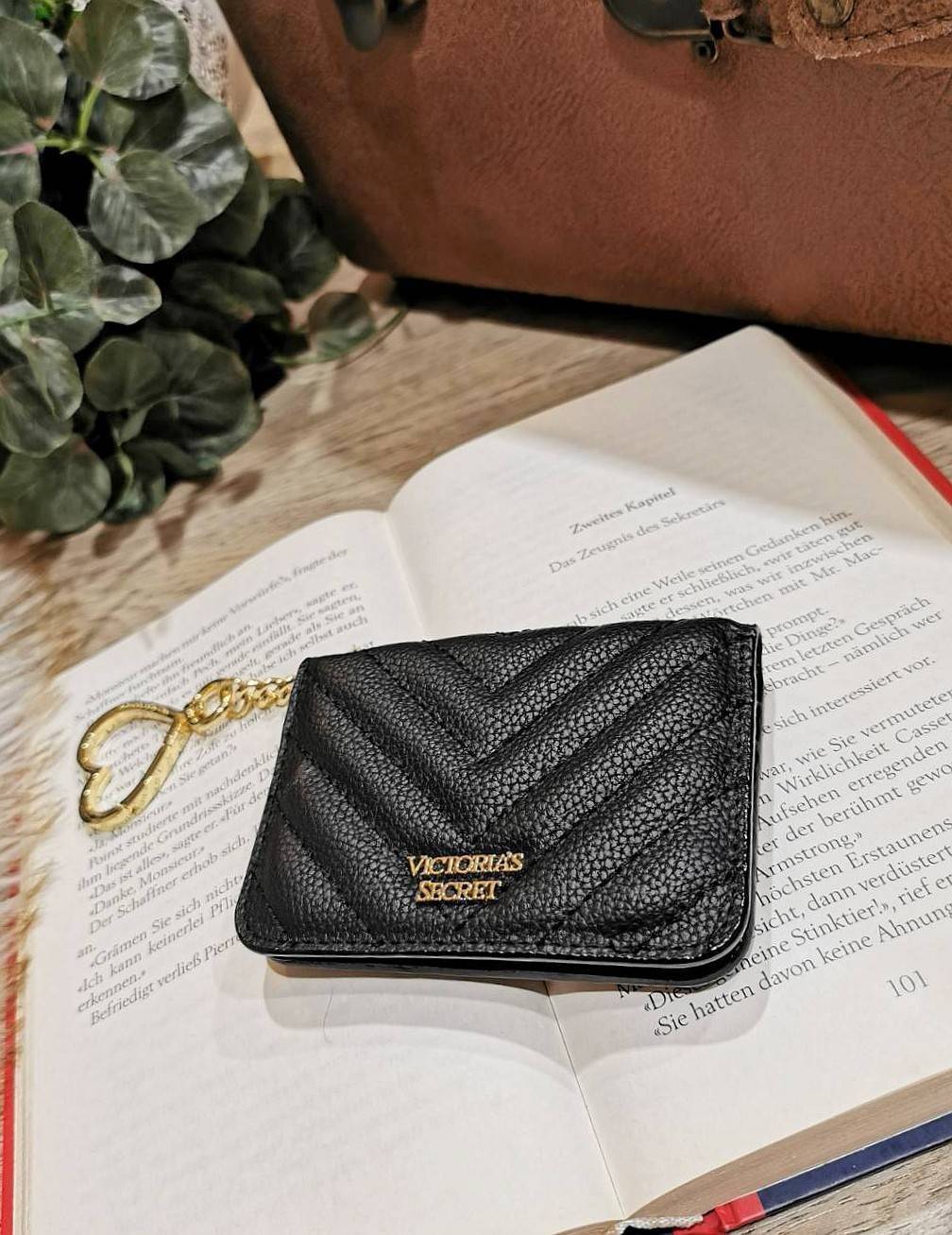 VIP 】พร้อมส่งความน่ารัก! NEW! VICTORIA'S SECRET MINI WALLET KEYCHAIN VIP GIFT WITH PURCHASE (GWP) จาก Victoria's Secret Factory วัสดุหนังคาร์เวียร์ขึ้นลายริ้วสวยอยู่ทรง ด้านหน้าประดับโลโก้แบรนด์อะไหล่ทองสวยหรูดูดี เปิดปิดด้วยกระดุม ภายในมีช่องใส
