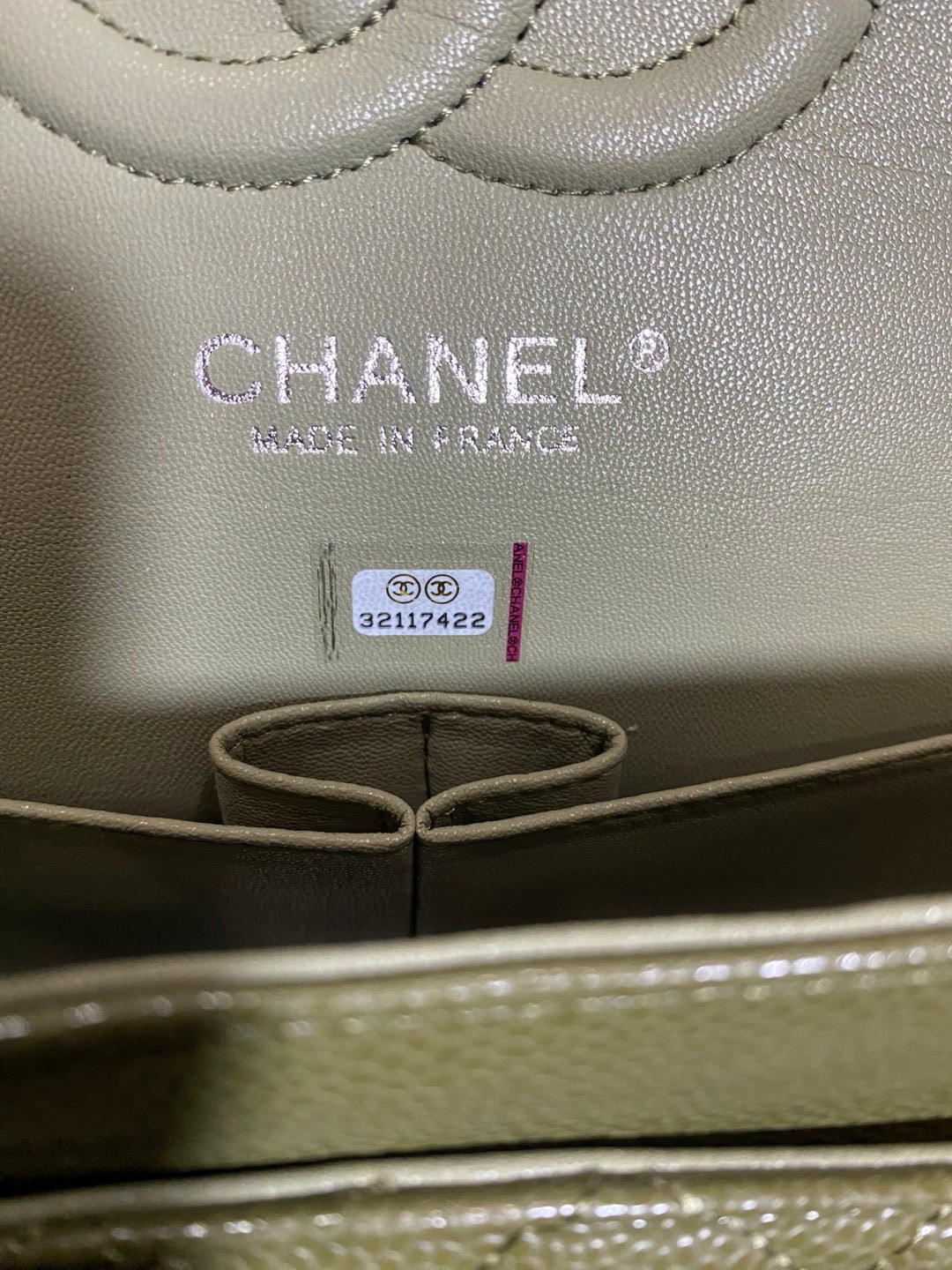CHANEL Classic Medium Flap Bag กระเป๋าสะพายคลาสสิกรุ่นยอดนิยมตลอดกาล ดีไซน์เรียบหรูหราขับผิว งานหนังแท้สวยมาก มีอะไหล่เงินและทอง สุดยอดเดอะเบสท์ไอเท็ม