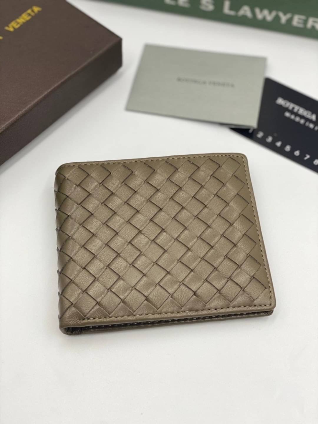 VIP 】หนังแท้ BOTTEGA VENETA WALLET กระเป๋าสตางค์ใบสั้นคุณผู้ชาย รุ่นตามหา มาเท่าไหร่ไม่เคยพอเลยค่า เป็นรุ่นคลาสสิกที่หยิบมาใช้งานได้บ่อยที่สุด งานหนังลูกวัวแท้ทั้งใบสวยมากนะคะ ใช้ทนทานได้นานเลยค่ะ ภาพสินค้าถ่ายจากงานขายจริง พร้อมส่งที่ไทยราคาสุดคุ้มห้ามพล