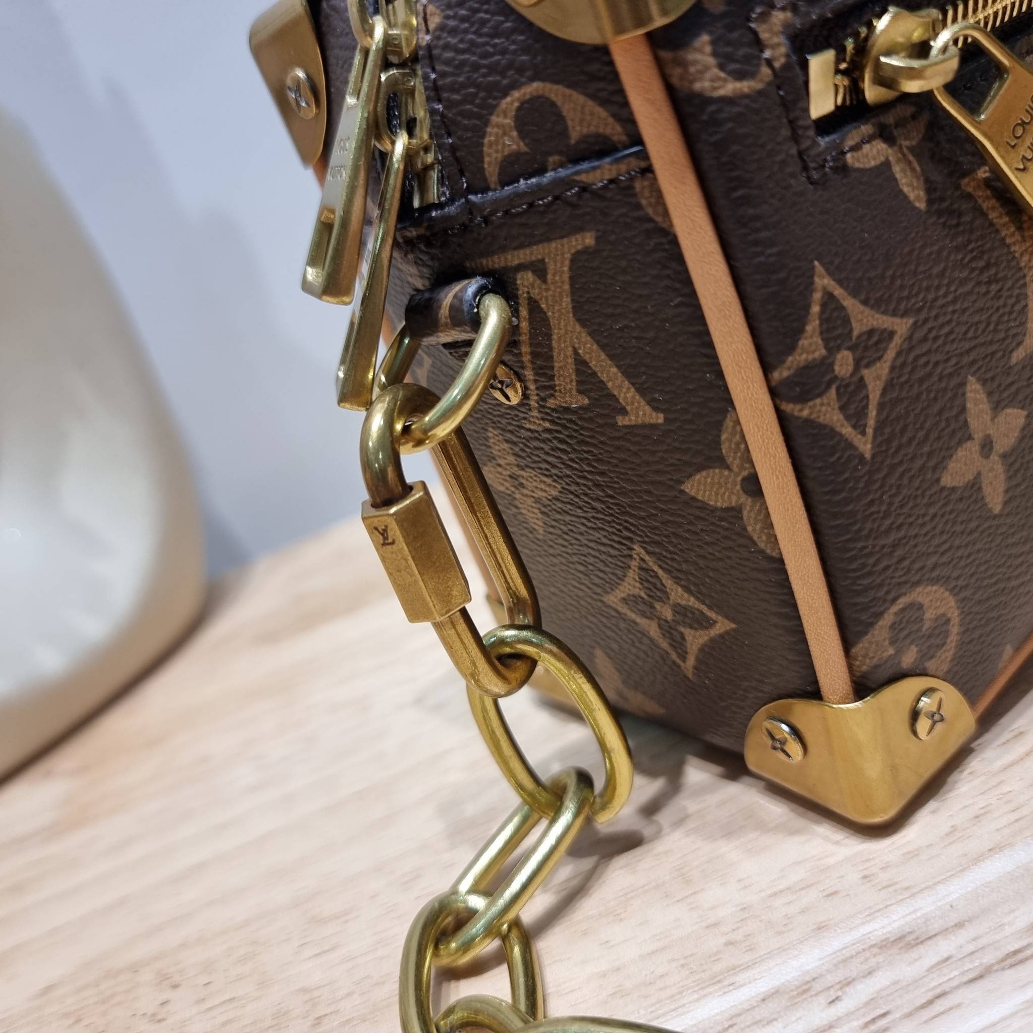 LV MINI SOFT TRUNK ไอเท็มหรูหราย้อนยุค ผสมผสานความทันสมัย ด้วยการตกแต่งขอบด้วยโลหะ รูปทรงกล่องสัดส่วนสวยลงตัว โดดเด่นชวนมอง