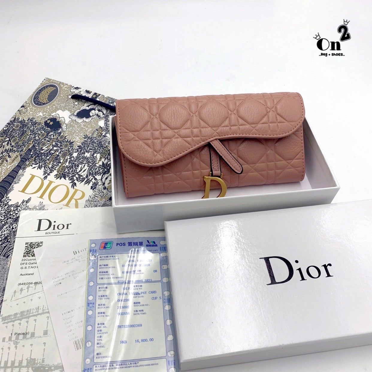 Dior Long Wallet กระเป๋าสตางค์ใบยาว เปิดหน้าทรงเคิร์ป สวยหรู งานหนังนิ่มฟู มาพร้อมอะไหล่สีทองหรูหรา ด้านในมี 3 ช่องใช้งาน งานจริงคือสวยมาก มาให้สาวๆเลือกใช้กัน 3 โทนสี ราคาดีย์มากกน้าาา