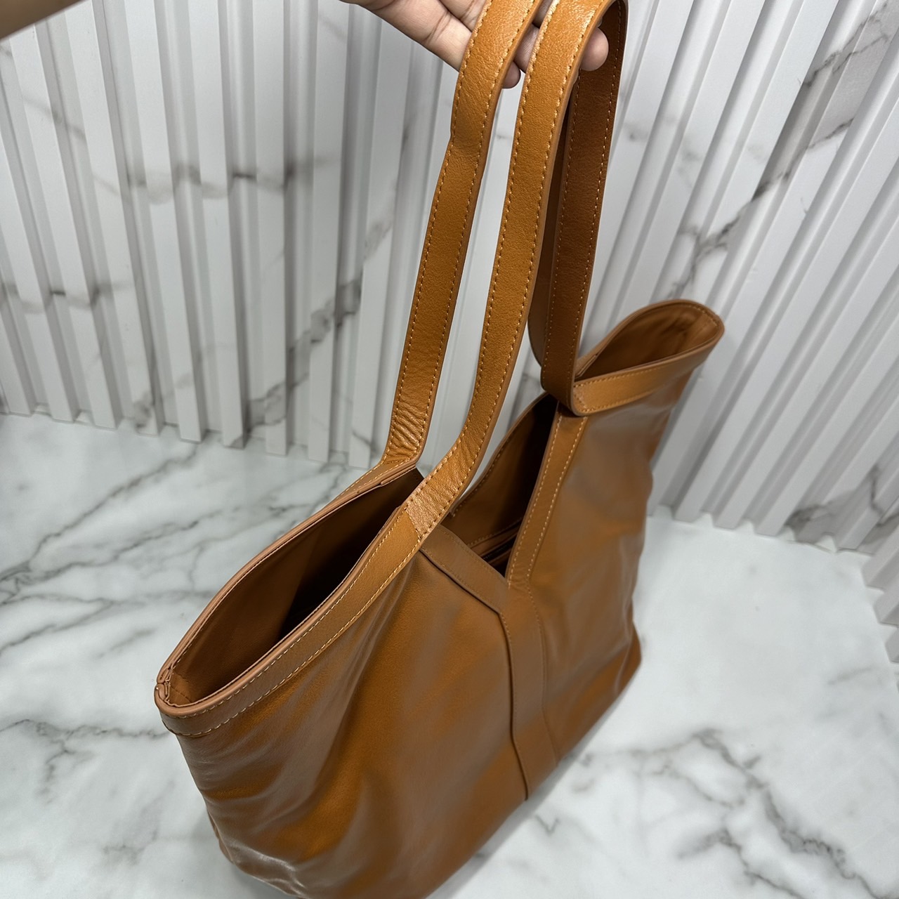 YSL Y TOTE IN LEATHER BAG กระเป๋าสะพายทรงโท้ทใบใหญ่ รุ่นใหม่ล่าสุด งานหนังแท้สวยเต็มใบ ดีไซส์เรียบหรูดูแพงอย่างแท้จริง ภายในโล่งกว้างมาก จุของได้เยอะสุด เอาใจสายแบกแต่ยังคงความหรูไว้ในตัวอย่างแน่นอน