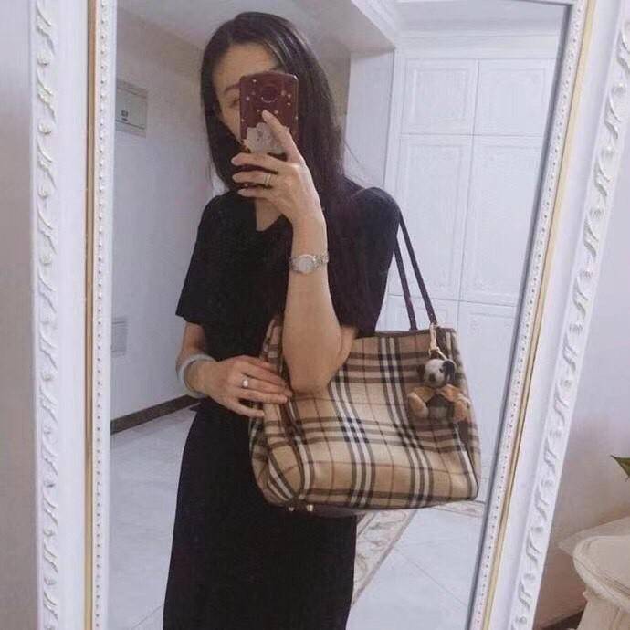 พรีเมี่ยมกิ๊ฟแท้ 100% 】BURBERRY TOTE VINTAGE BAG VIP GIFT WITH PURCHASE (GWP) พรีเมี่ยมกิ๊ฟ Limited Edition จากBURBERRY วัสดุหนังCANVASสลับหนัง เปิดปิดด้วยกระดุมแม่เหล็ก ภายในมีช่องใส่ของโล่งกว้าง