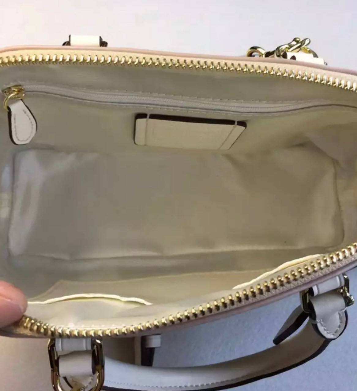 Coach Mini Sierra Signature กระเป๋าถือทรงโดม ภายในกว้างสามารถใส่กระเป๋าเงินเล็ก และมือถือได้ และยังมีช่องซิปเล็ก 1 ช่อง ด้านหลังมีกระเป๋าเล็กเก็บบัตร 1 ช่อง ใครยังไม่มีพลาดไม่ได้แล้วนะคะ