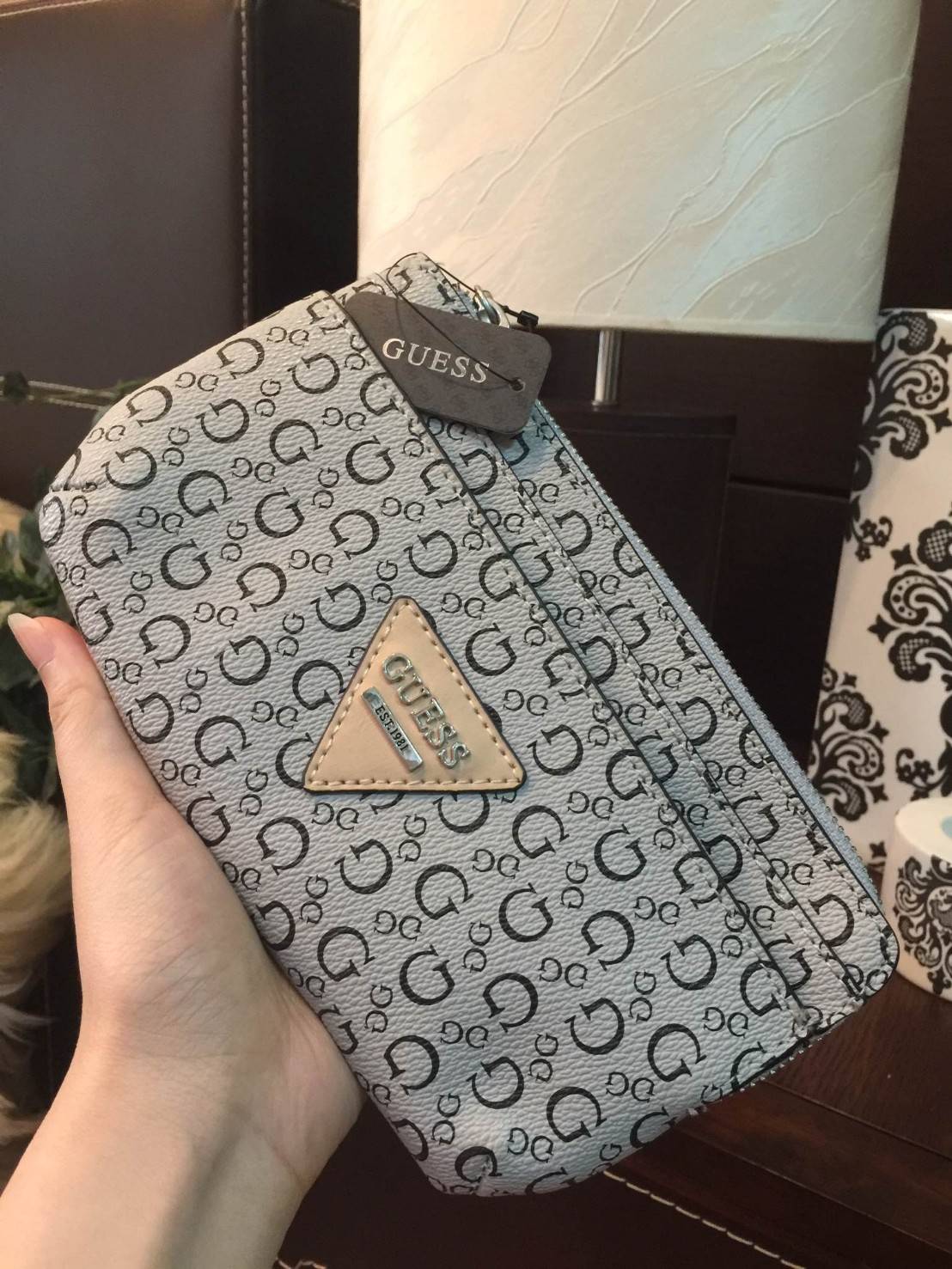 มาแว้วว! รอบนี้ห้ามพลาดนะคะ! GUESS LEATHER CLUTH BAG กระเป๋าคลัชรุ่นใหม่ล่าสุดหนังเรียบปั้มลาย G สวยอยู่ทรงดูแลรักษาง่าย มีสายคล้องมือ เปิดปิดด้วยซิปสะดวกใช้ ด้านหน้าประดับโลโก้แบรนด์อะไหล่เงิน ภายในมีช่องใส่บัตร สามารถใส่แบงก์พัน / บัตรเครดิต / iphone7+ 