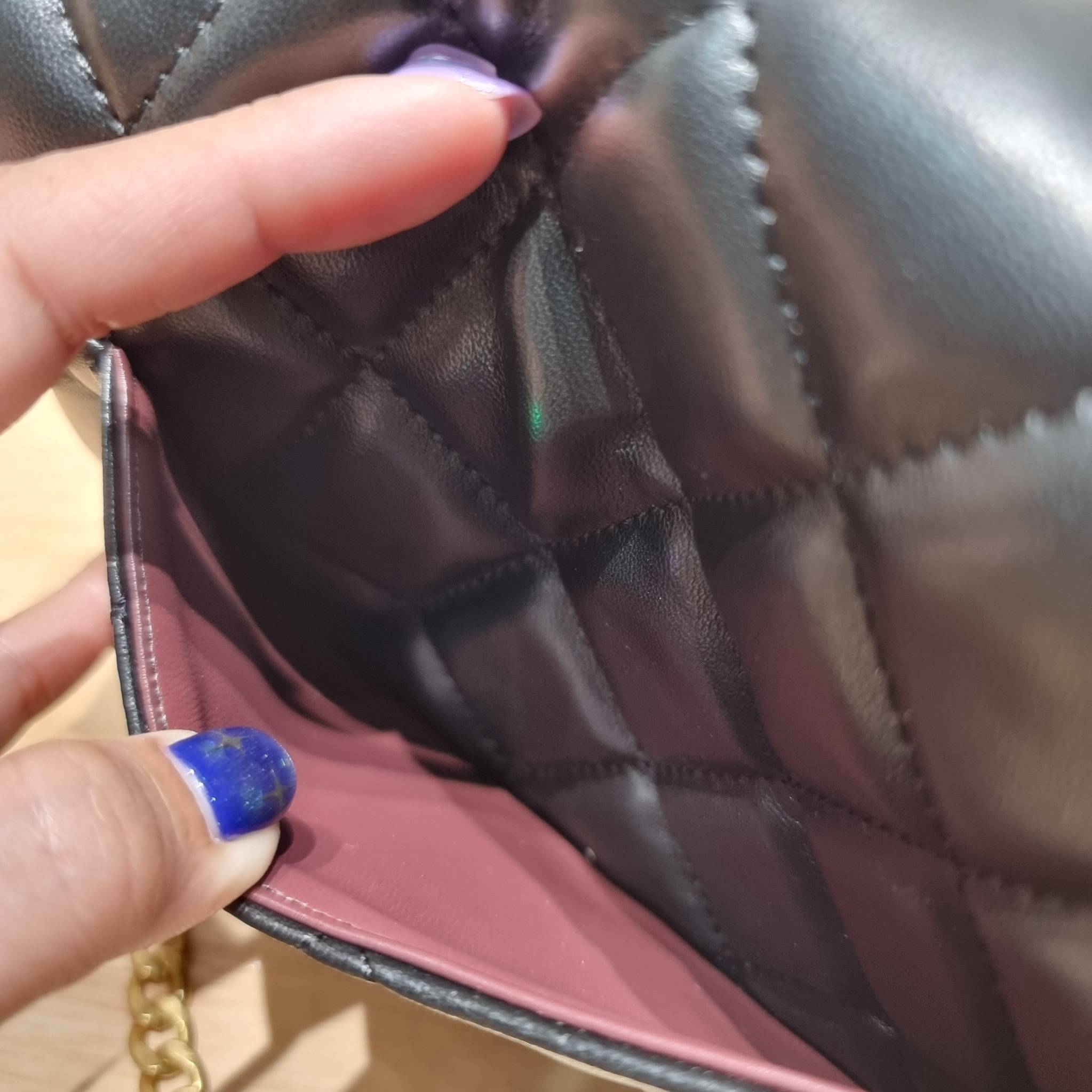 Chanel camellia vintage half moon bag ดีไซน์ใหม่ 2023 สุดหรู กับกระเป๋าสะพายไอเท็มคลาสสิค เลิศที่ตัวอะไหล่ใช้รูปดอกคามิเลียเอกลักษณ์มาเป็นตัวชูความแพง สำหรับกดปรับสายสะพายได้แบบชิคๆ