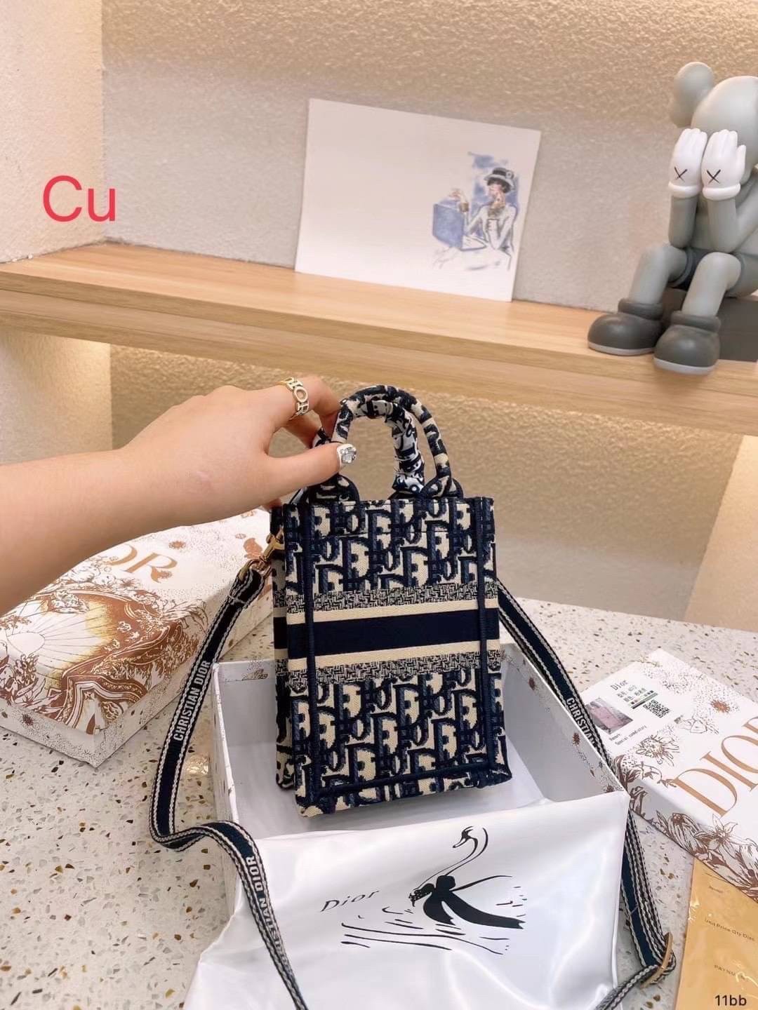 DIOR Mini Book Tote Phone Bag กระเป๋าสะพายทรงมินิโท้ท Shopping พร้อมสายสะพายสวยคลาสสิคถอดได้ ถือหรือสะพายได้ พกพาสะดวก ใช้งานง่ายสุดๆ วัสดุงานทอละเอียดคุณภาพดี ภายในเป็นช่องโล่ง ใบจริงงานสวยเกินเบอร์!! สวยงามเกินราคา ไม่ผิดหวังจ้า