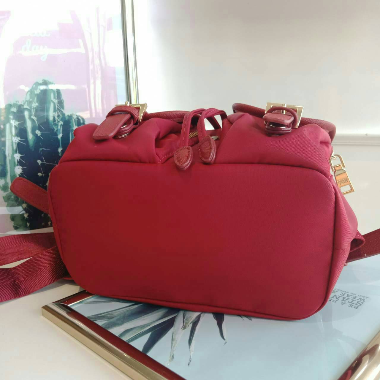 PRADA MINI BACKPACK with chain จากพรีเมี่ยมกิ้ฟจากเคาน์เตอร์แบรนด์วัสดุ Nylon เนื้อหนาคุณภาพดีตามแบบฉบับของแบรนด์ ขนาดมินิน่ารักเว่อร์ เปิดปิดด้วยฝากระดุม น้ำหนักเบา ภายในมี1ช่องซิป ซับใน Polyester 100% มาพร้อมหูหิ้วและสายสะพายเลื่อนปรับได้ ตัวจริงสวยมากๆ