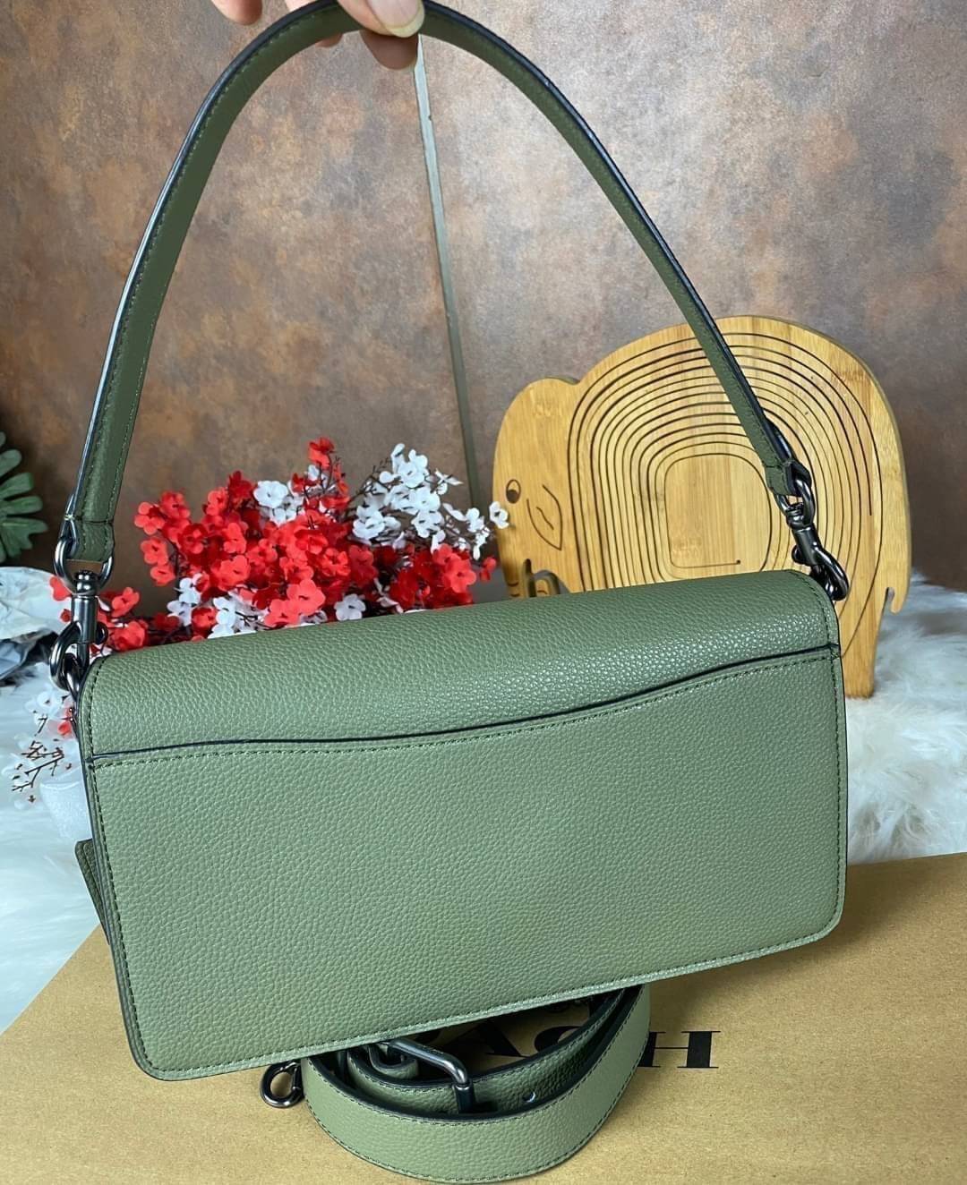 COACH TABBY SHOULDER BAG 26 ((73995)) พัฒนามากจากกระเป๋า Coach รุ่นดังยุค 1970 ทำจากผ้า Canvas เคลือบลายซิกเนเจอร์ หนังลายกรวดและหนังกลับ ด้วยวัสดุคลาสสิค มากับสายที่ถอดได้ถึง 2 สาย ไม่ว่าจะเป็นสายหิ้วหรือสายสะพาย หนังลายกรวดและหนังลูกวัวแบบเนื้อละเอียด แ