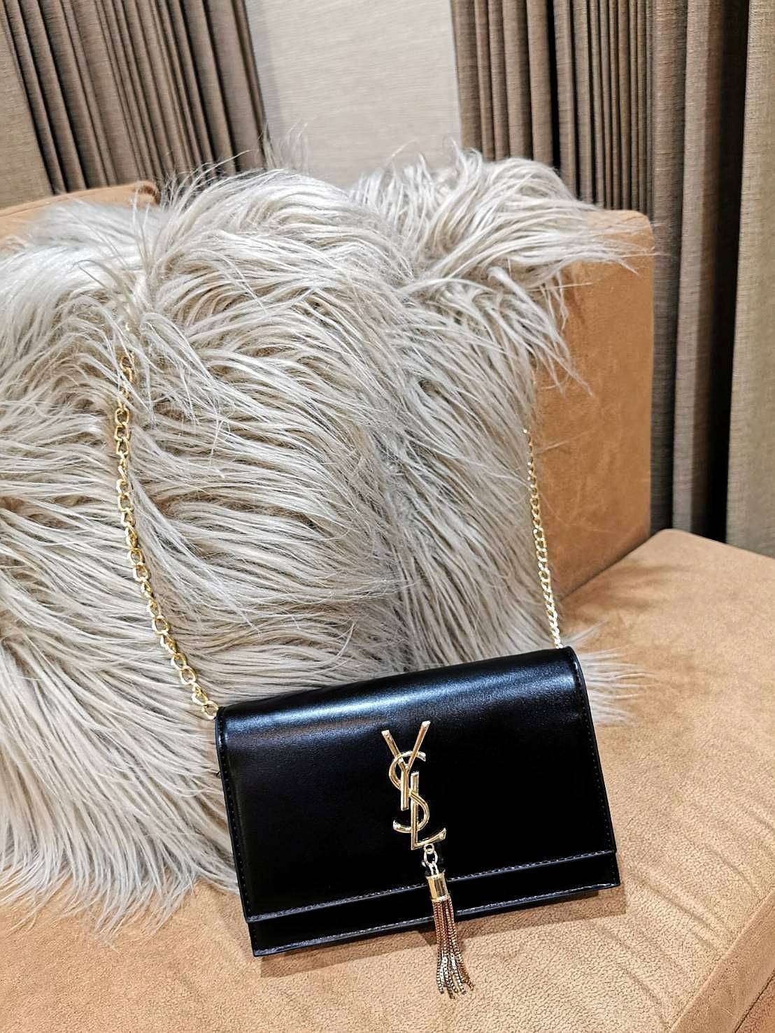 VIP YVES SAINT LAURENT YSL BAG / YSL Small Kate Bag กระเป๋าสะพายดีไซน์ทรงสี่เหลี่ยมหนังเรียบสวยอยู่ทรงเปิดปิดด้วยฝาปิดกระดุมด้านหน้าประดับโลโก้แบรนด์อะไหล่ทองพร้อมโซ่ห้อยฟรุ้งฟริ้ง ภายในโล่งสามารถใส่มือถือ กระเป๋าสตางค์ ของจุกจิกได้เยอะมีสายสะพายโซ่ต่อหนั