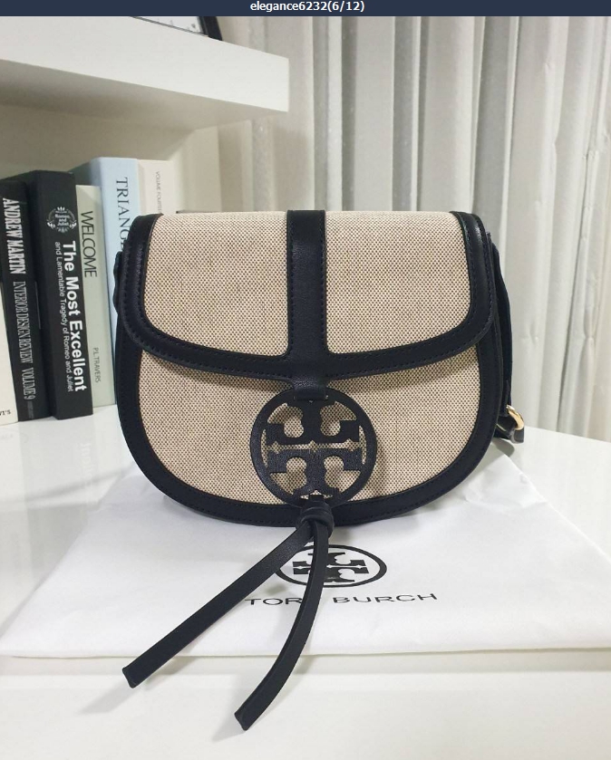 ของแท้ 💯% TORY BURCH CROSSBODY กระเป๋าสะพายข้าง ไซส์กำลังน่ารัก วัสดุทำจากผ้าCanvas ผสมหนัง ฝาพับเปิดปิดด้วยกระดุมแม่เหล็ก มีช่องใหญ่ เพิ่มช่องซิปยาว ใส่โทรศัพท์ สมุดบัญชีได้