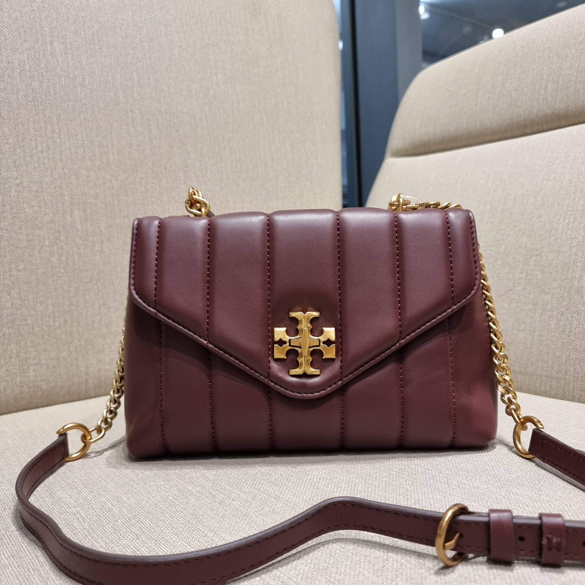 TORY BURCH KIRA QUILTED SMALL SATCHEL มาแล้วด่วนๆ!! กับคอลที่ปังไม่ไหว พร้อมเสิร์ฟสีคลาสสิค กระเป๋าถือ/สะพาย ทรงสวย สะพายคล่องตัว หนังแท้ ดีไซน์บุนวม เส้นคมสวยหรู วัสดุหนังแกะ สัมผัสดีงาม นิ่มมือ เปิด-ปิดด้วยอะไหล่บิดล็อค ภายในเป็นช่องโล่ง มีช่องซิป ใส่ขอ