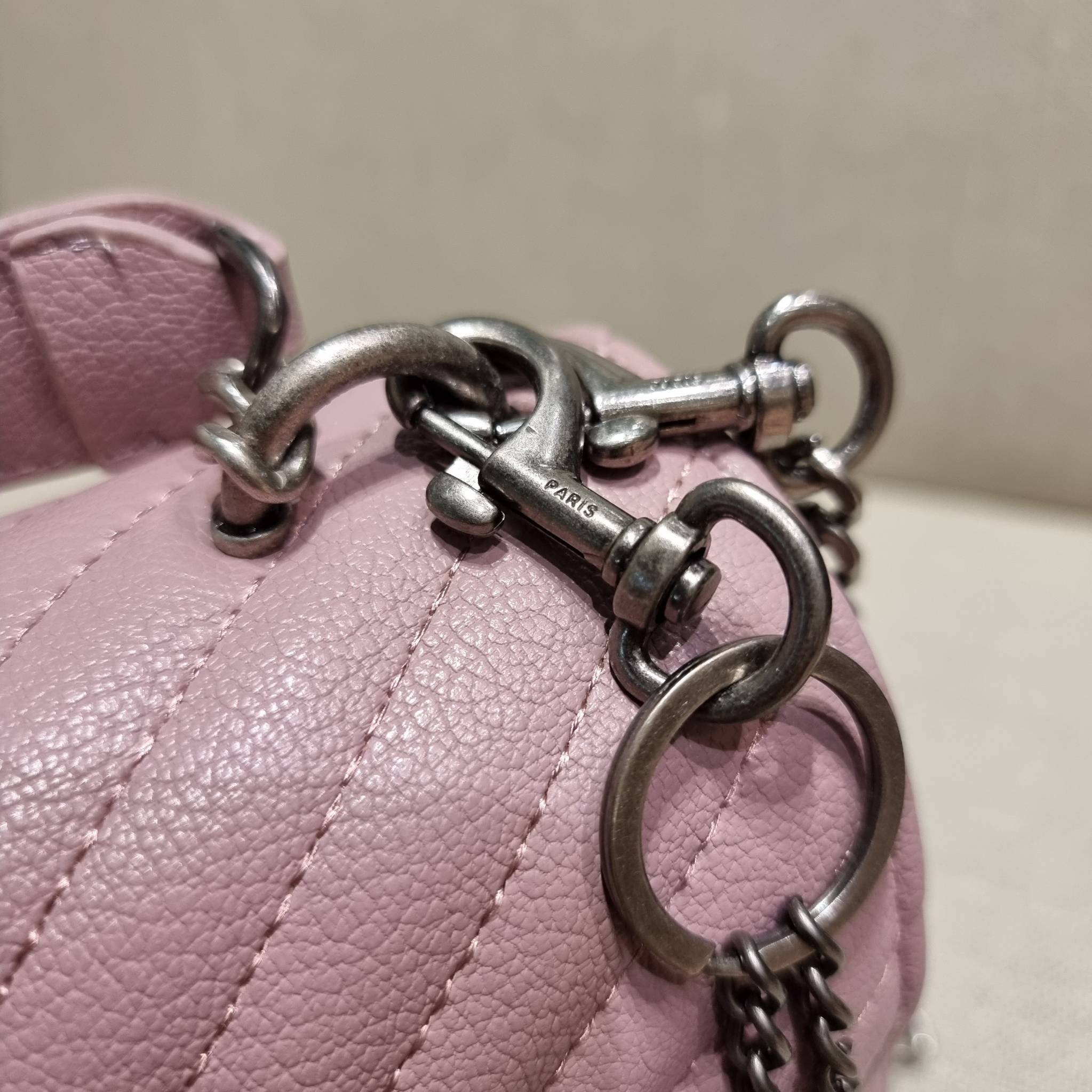 Yves Saint laurent crossbody boutique vip bag กระเป๋าสะพายไหล่ ดีไซน์ทรงสวยหรู พิเศษ แถมฟรี พวงกุญแจห้อยโลโก้ ดูแพงไปหมดจริงๆไอเท็มนี้ วัสดุหนังสังเคราะห์ลายคาร์เวีย เปิด-ปิดด้วยกระดุมแม่เหล็ก ภายในโล่งกว้าง แบ่งสัดส่วนไว้อย่างดี มาพร้อมหูจับในตัว และสายส