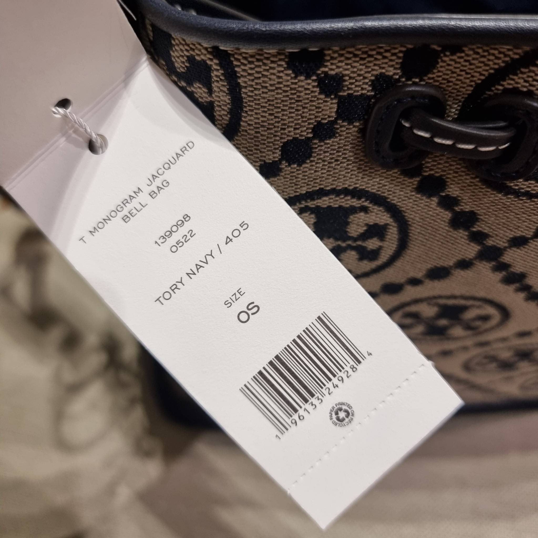 TORY BURCH T MONOGRAM JACQUARD BELL BAG คอลเลคชั่นใหม่ กับกระเป๋าลายโมโนแกรมยอดฮิต ที่มาในรูปทรงดีไซน์สวยเก๋ ชิคๆคูลๆ รับรองว่าไม่มีเกร่อ ตัวกระเป๋าทรงเหลี่ยม รูปเก็บทรงได้ในส่วนของปากกระเป๋า หรือไม่รูด ก็ได้ความสวยไปอีกแบบ วัสดุผ้า jacquard ตัดสลับหนังแท