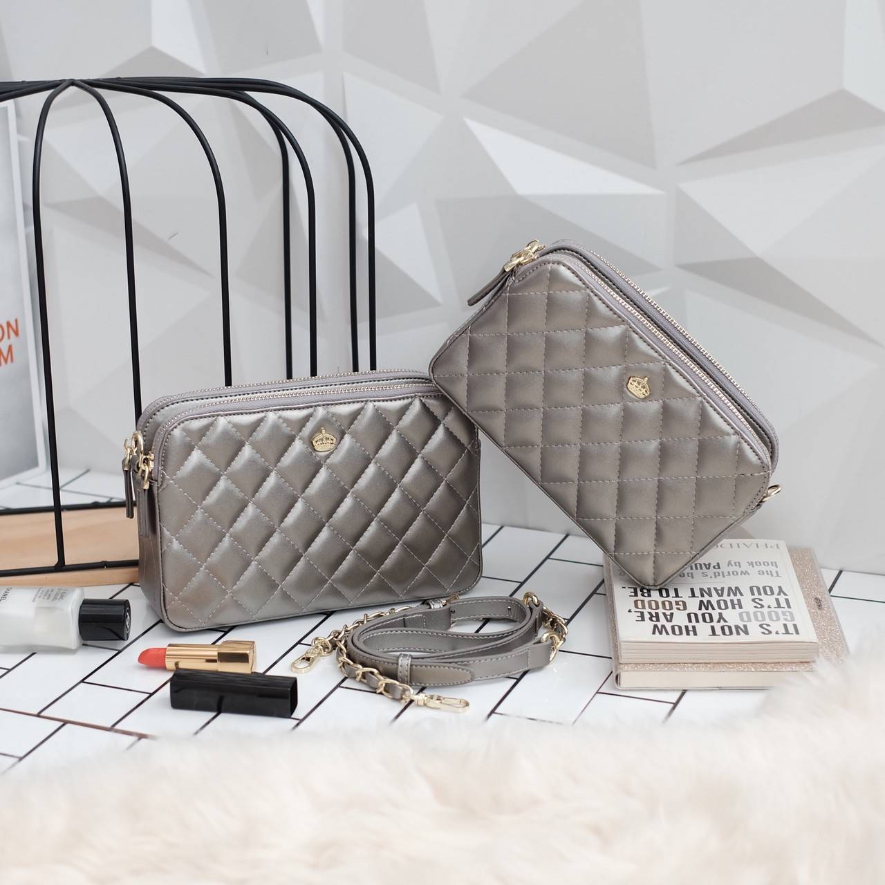 💥รุ่นขายดี มาเพิ่มแล้วค่า KEEP Carla รุ่นขายดีที่สุด ทรงน่ารักที่สุด รอบนี้หนังลายเรียบตัวใหม่ Microfiber สวย ทน กว่าเดิม 👍ตีตารางขึ้น ฟู นิ่ม สวย ดูแพง สะพายได้ทุกวัน เข้ากับชุดง่ายมาก Must have item !! ❤️#กระเป๋าที่มีสีเดียวไม่เคย