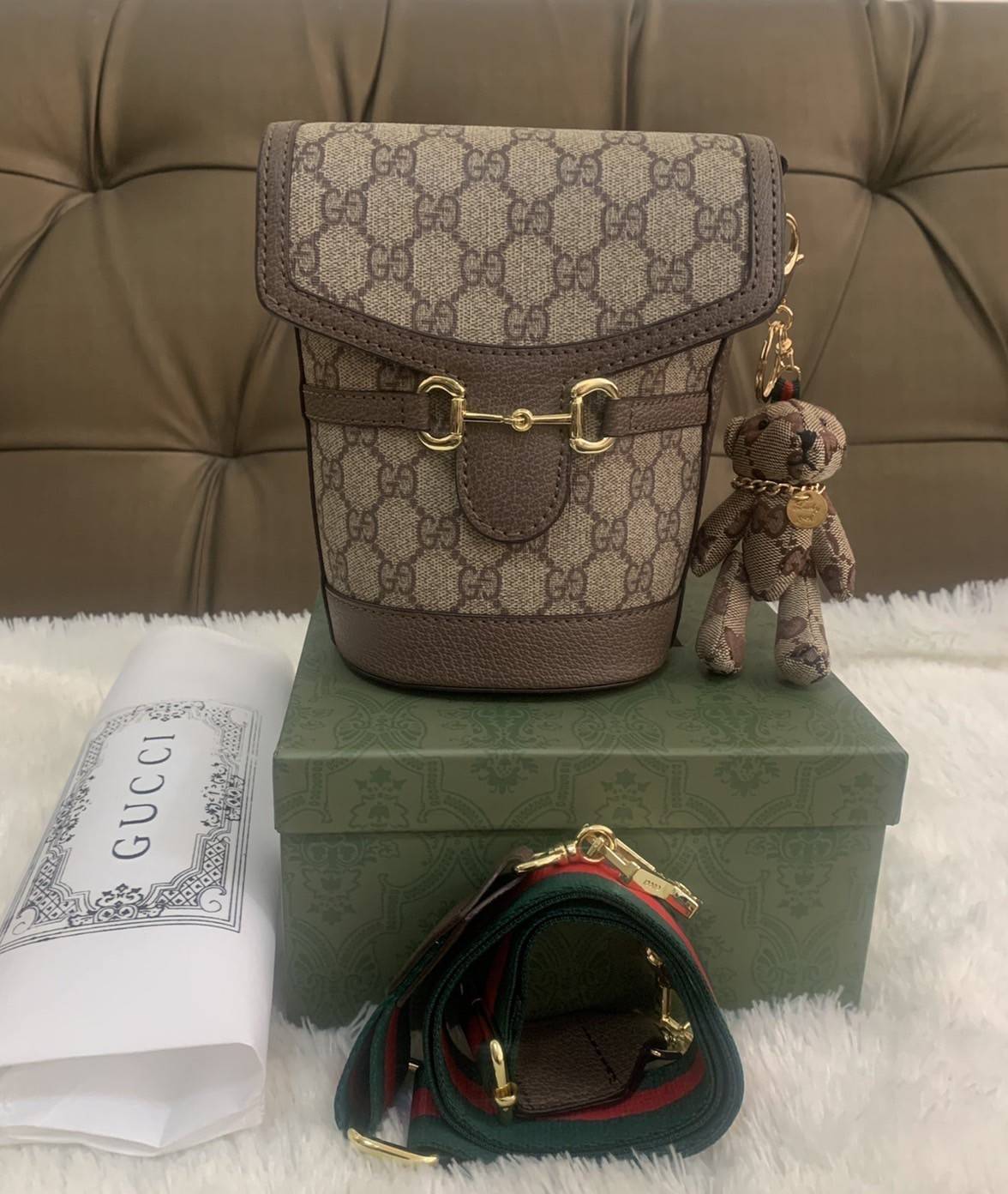 กระเป๋าสะพาย กระเป๋าใส่โทรศัพท์ งานแฟชั่นคลาสสิก Gucci Gag VIP GIFT WITH PURCHASE (GWP) พรีเมี่ยมกิ้ฟ Limited Edition รูปทรงถัง วัสดุcalfskin อะไหล่ทอง ลวดลายชิกเนเจอร์ โมโนแกรม GG เพิ่มความน่ารักด้วยพวงกุญแจเข้าชุดตุ๊กตาห้อยข้าง น่ารักมากมาย มาพร้อมสายสะ