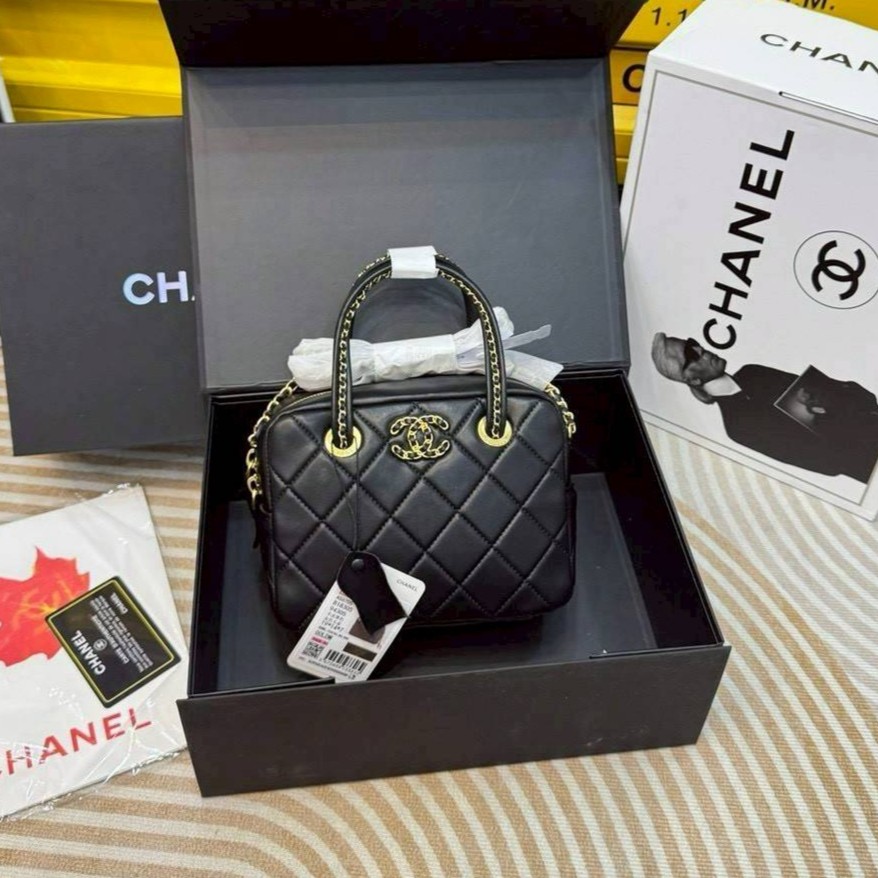 Chanel 25C Mini Bowling Bag กระเป๋าสะพายดีไซน์สุดเรียบหรูทรงโบลิ่ง อะไหล่สีทองสวยหรู ขนาดกำลังสวย รูปทรงคลาสสิคใช้งานได้สะดวก ภายในเป็นช่องโล่ง ใส่ของจุกจิก หรือสิ่งจำเป็นได้